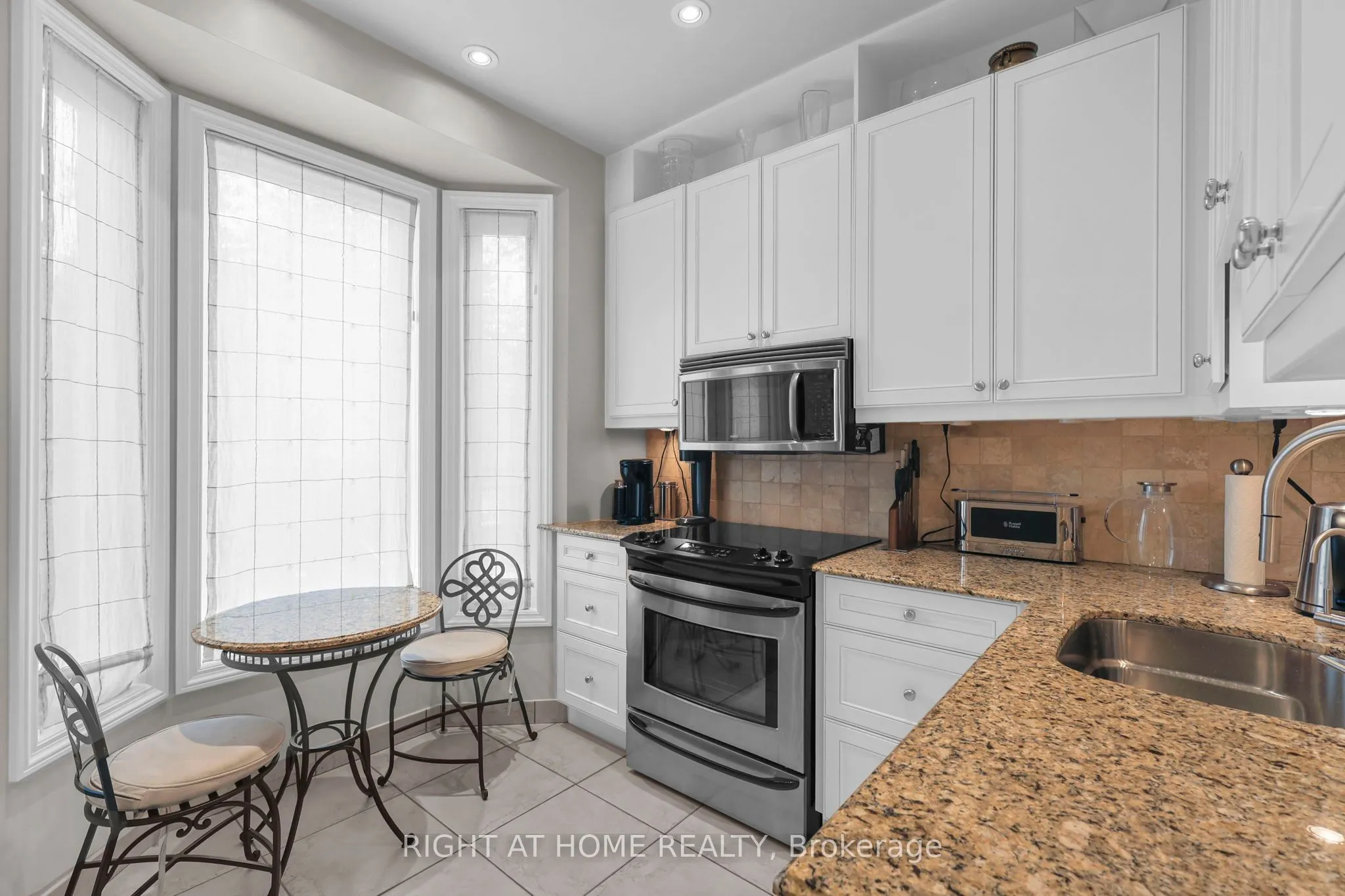636 Wellington Street W