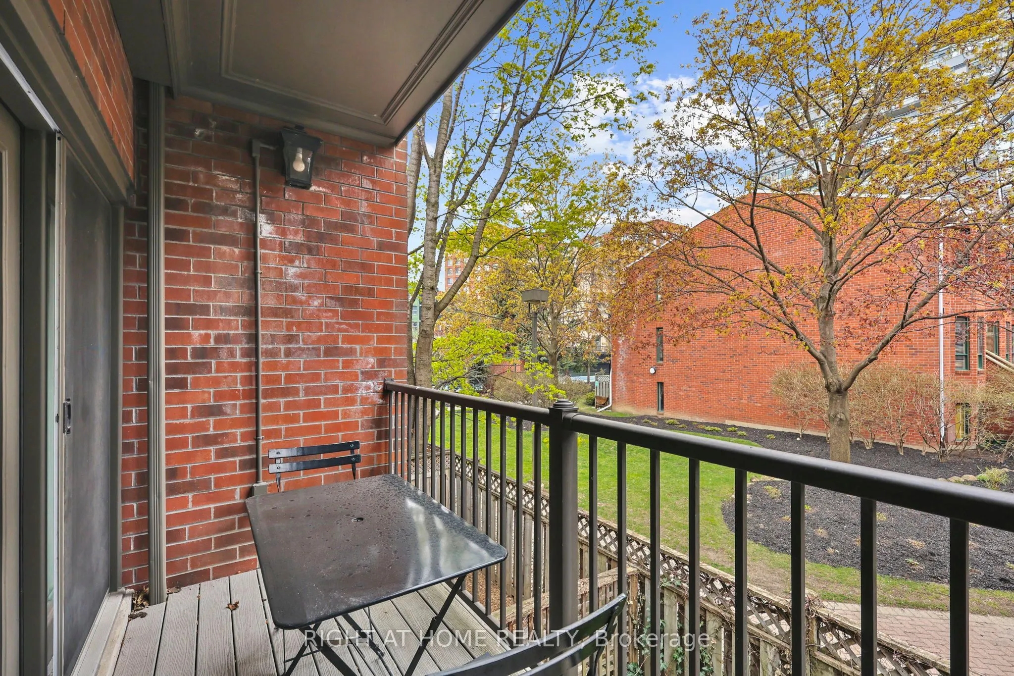 636 Wellington Street W
