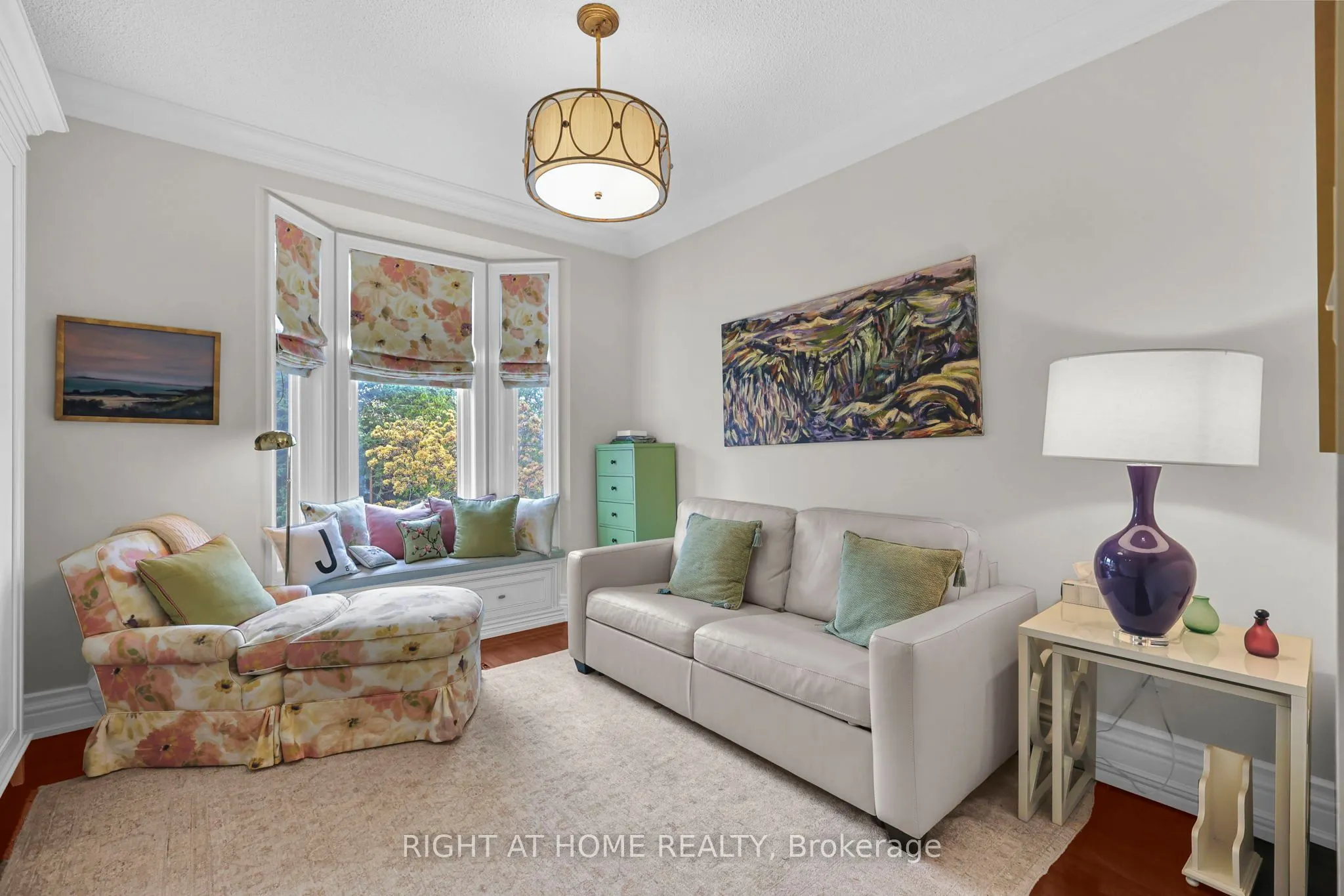 636 Wellington Street W