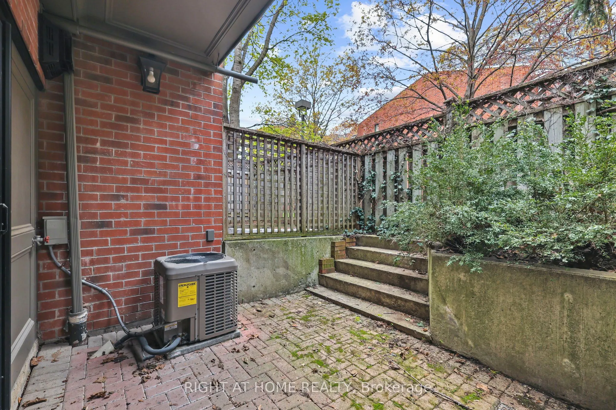 636 Wellington Street W