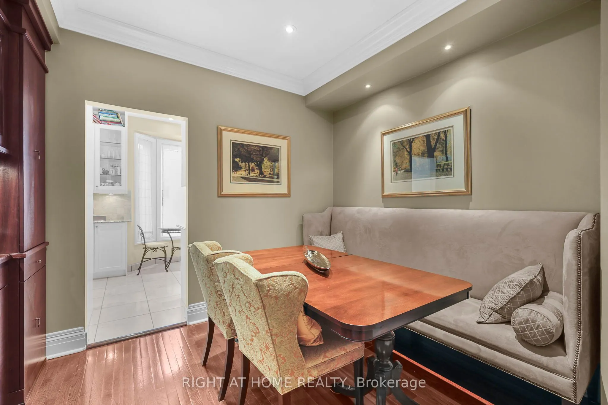 636 Wellington Street W