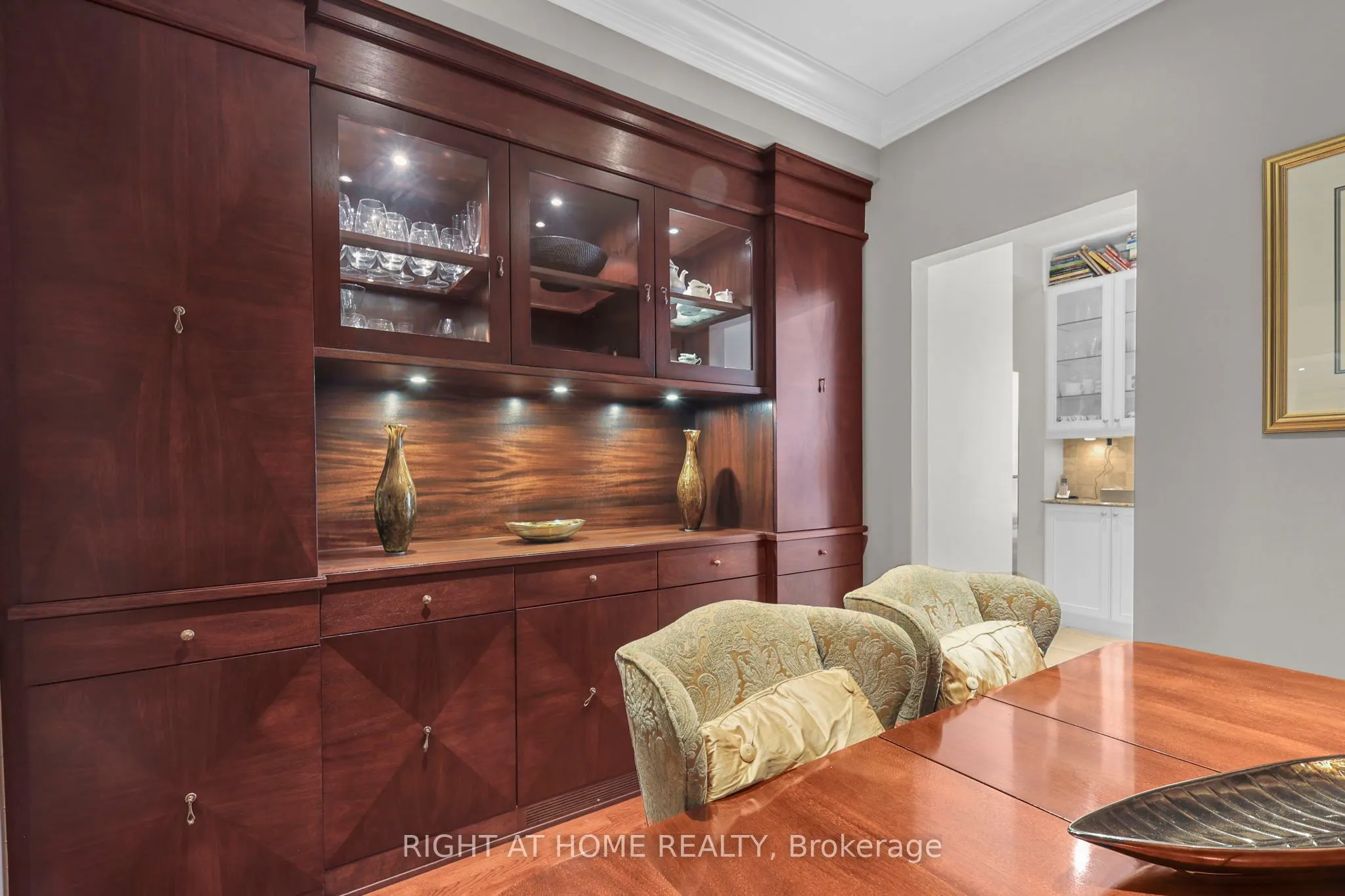 636 Wellington Street W