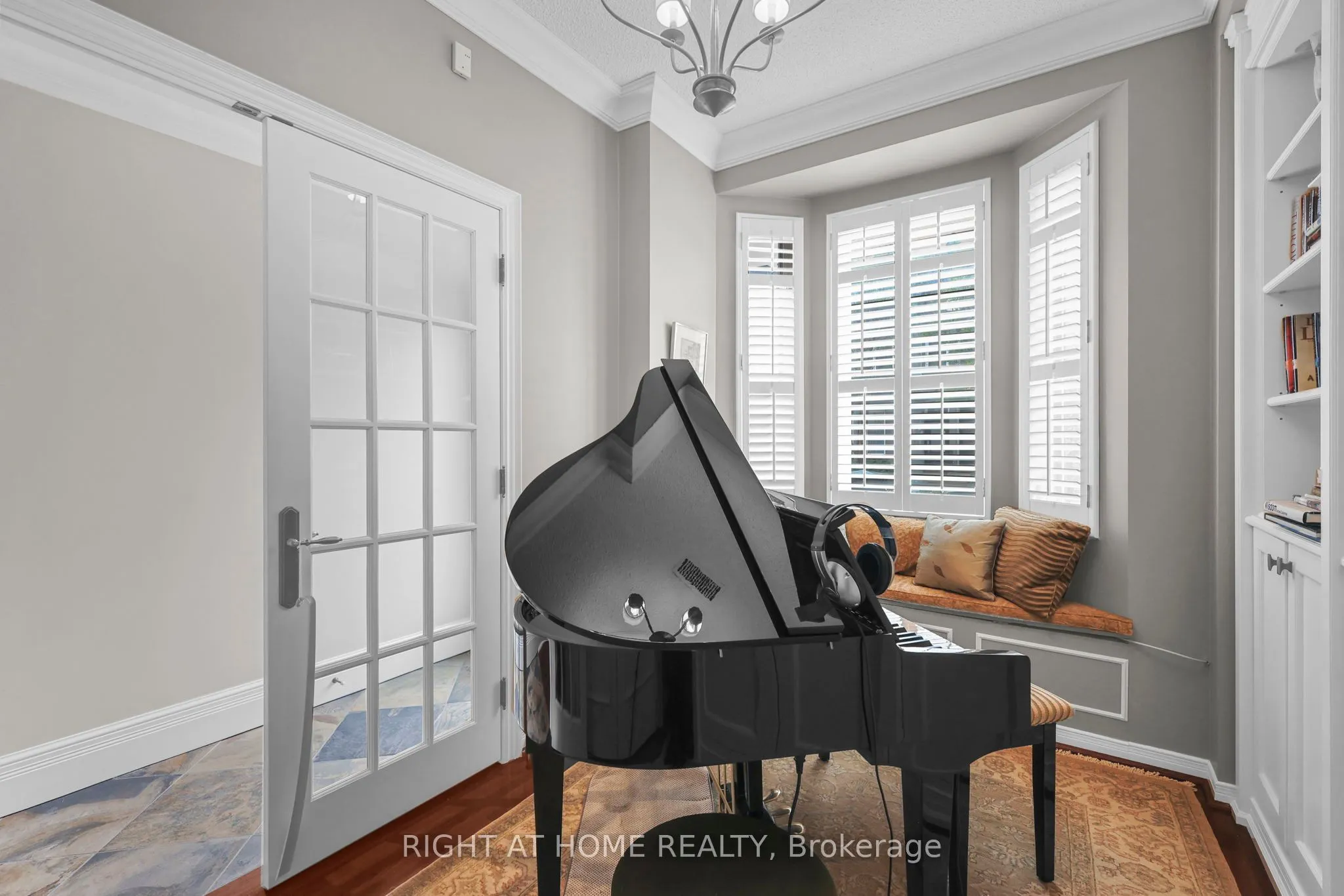 636 Wellington Street W