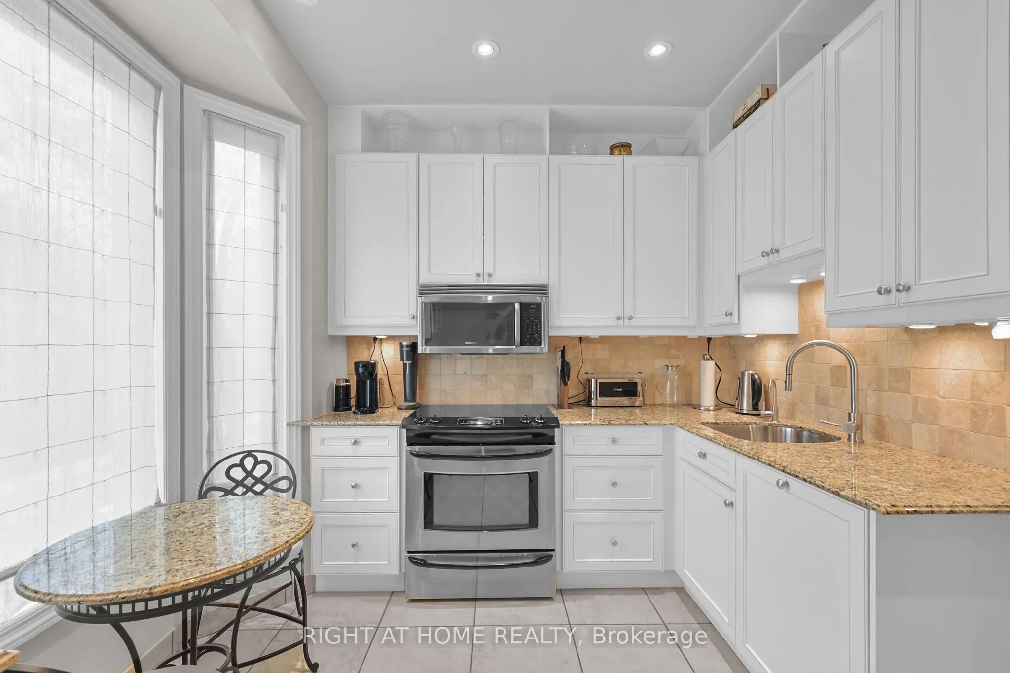 636 Wellington Street W