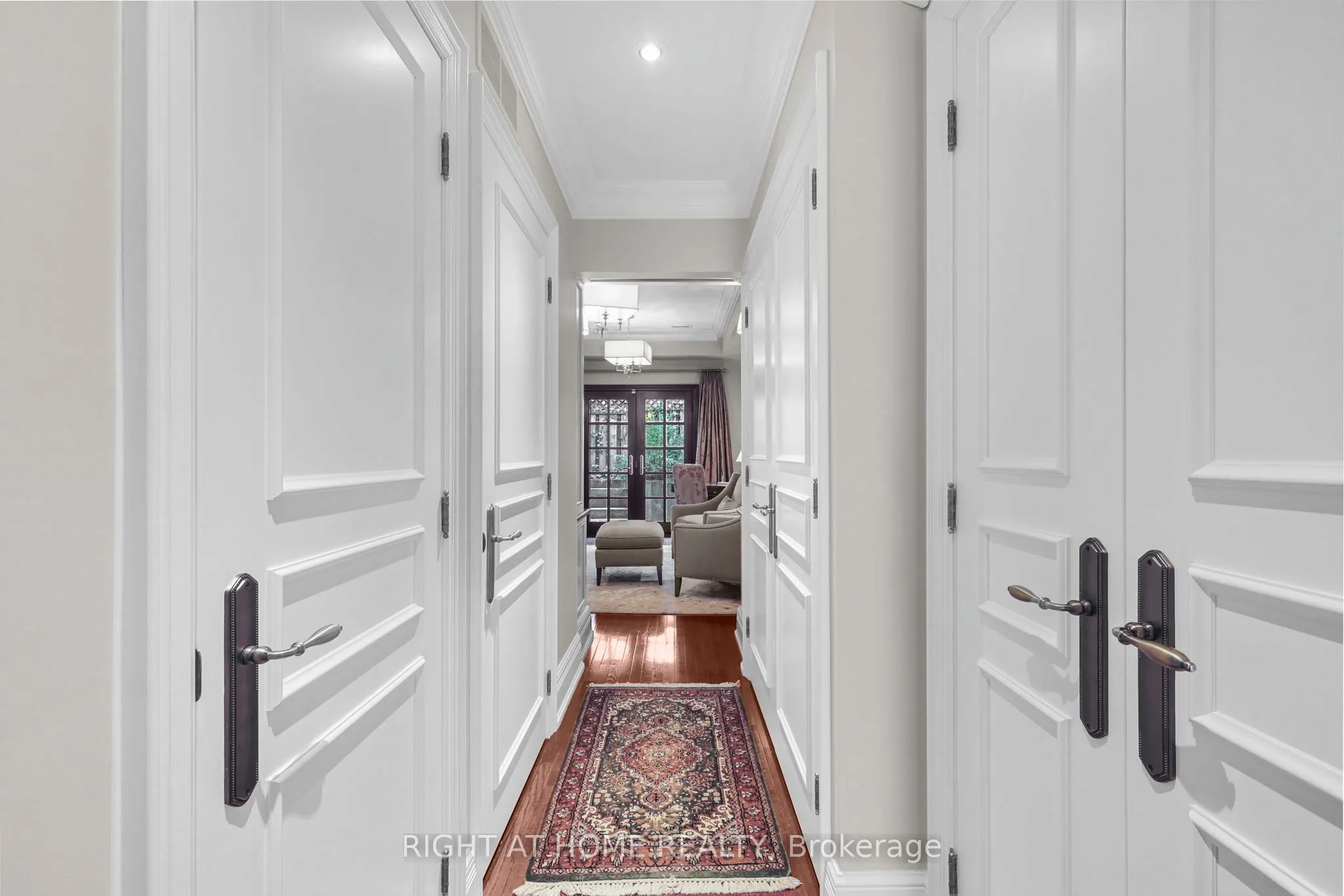636 Wellington Street W