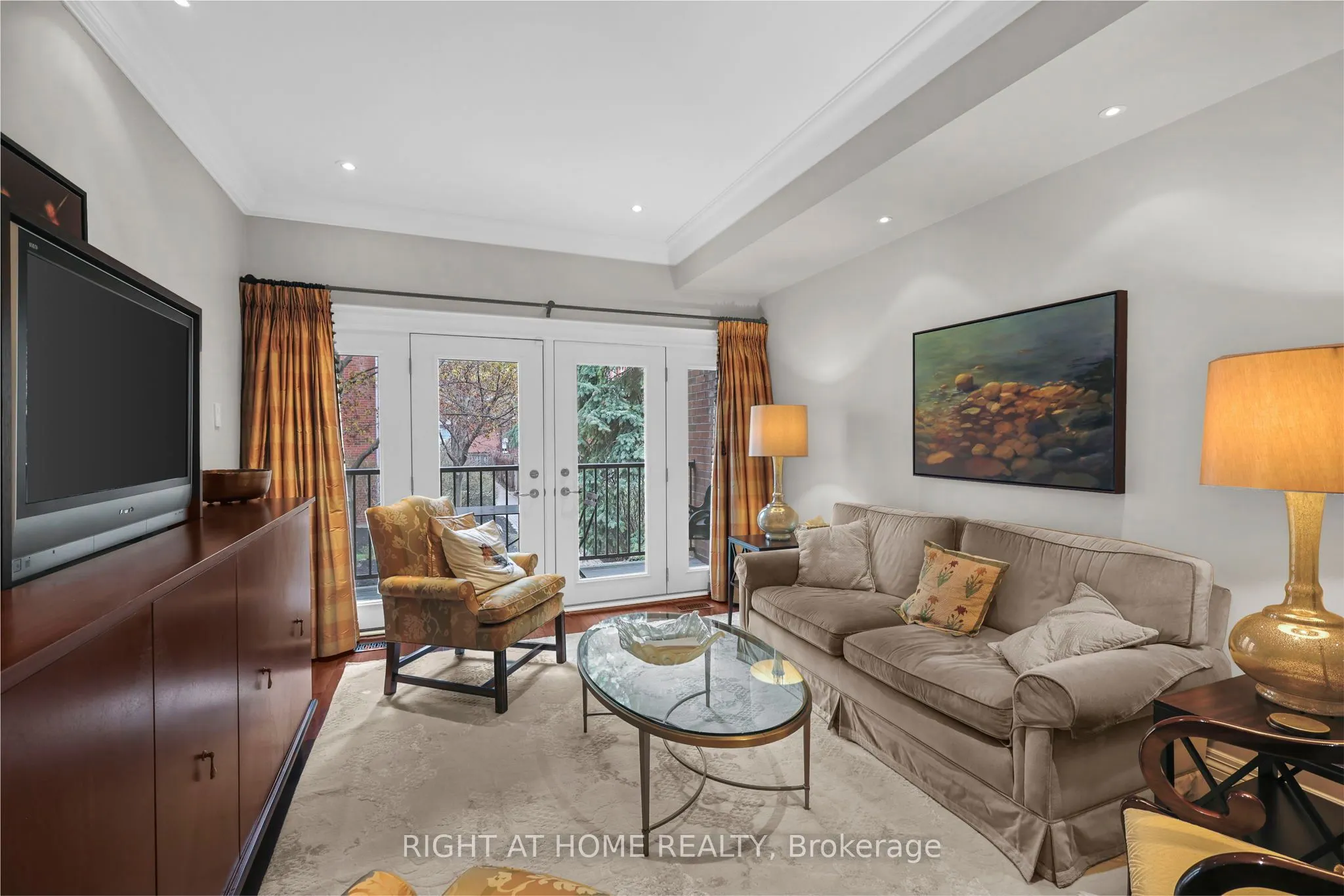 636 Wellington Street W