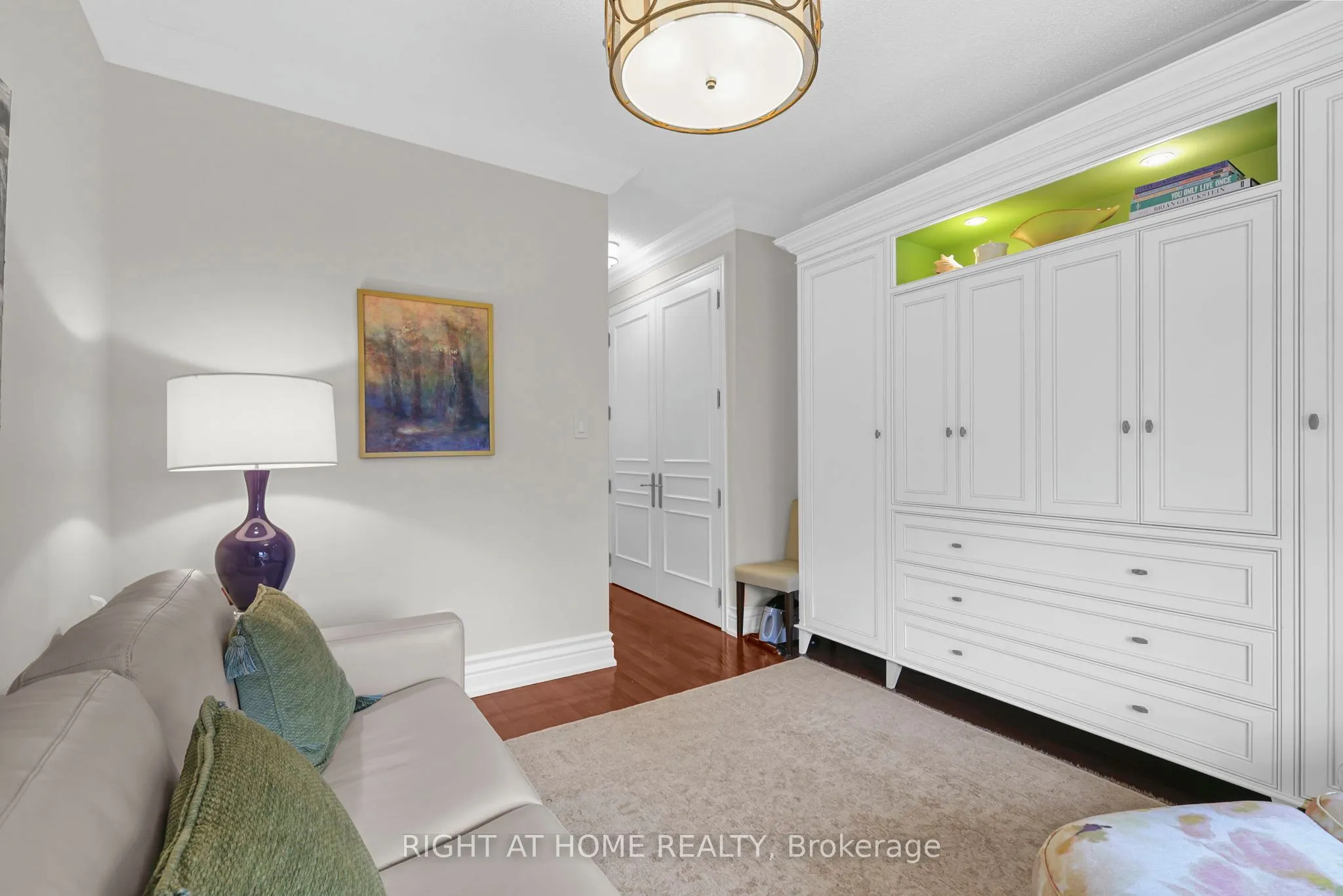 636 Wellington Street W