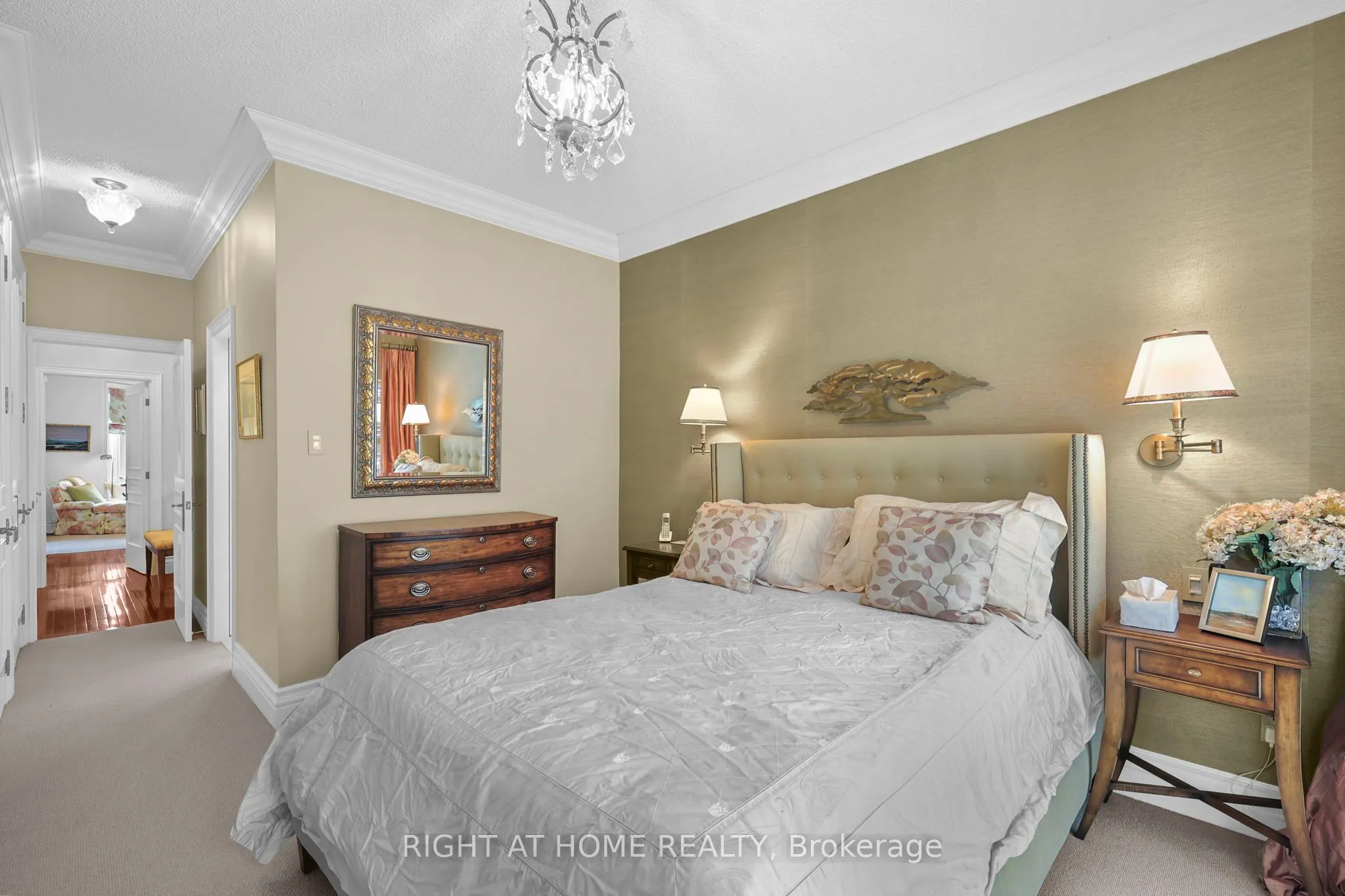 636 Wellington Street W
