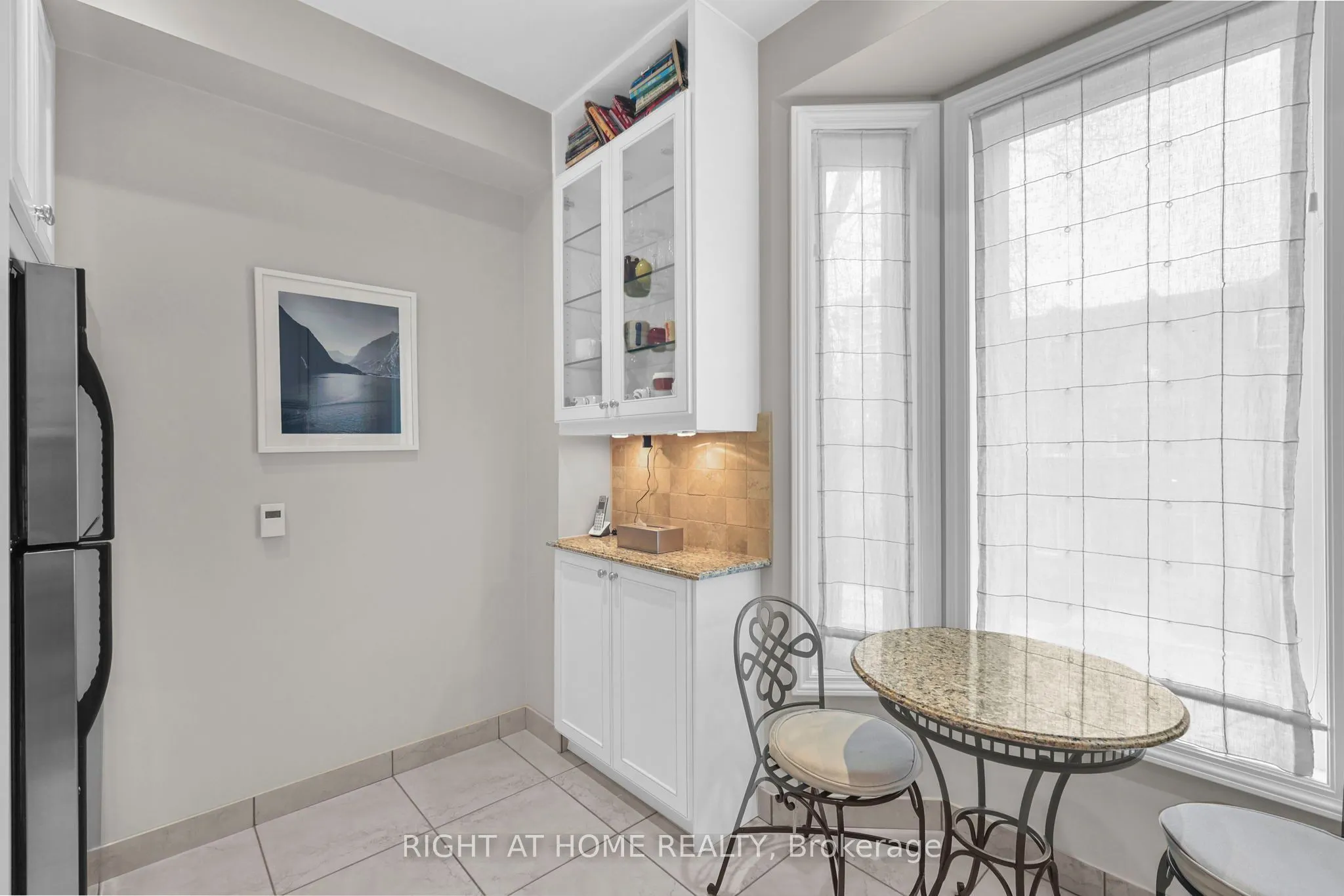 636 Wellington Street W