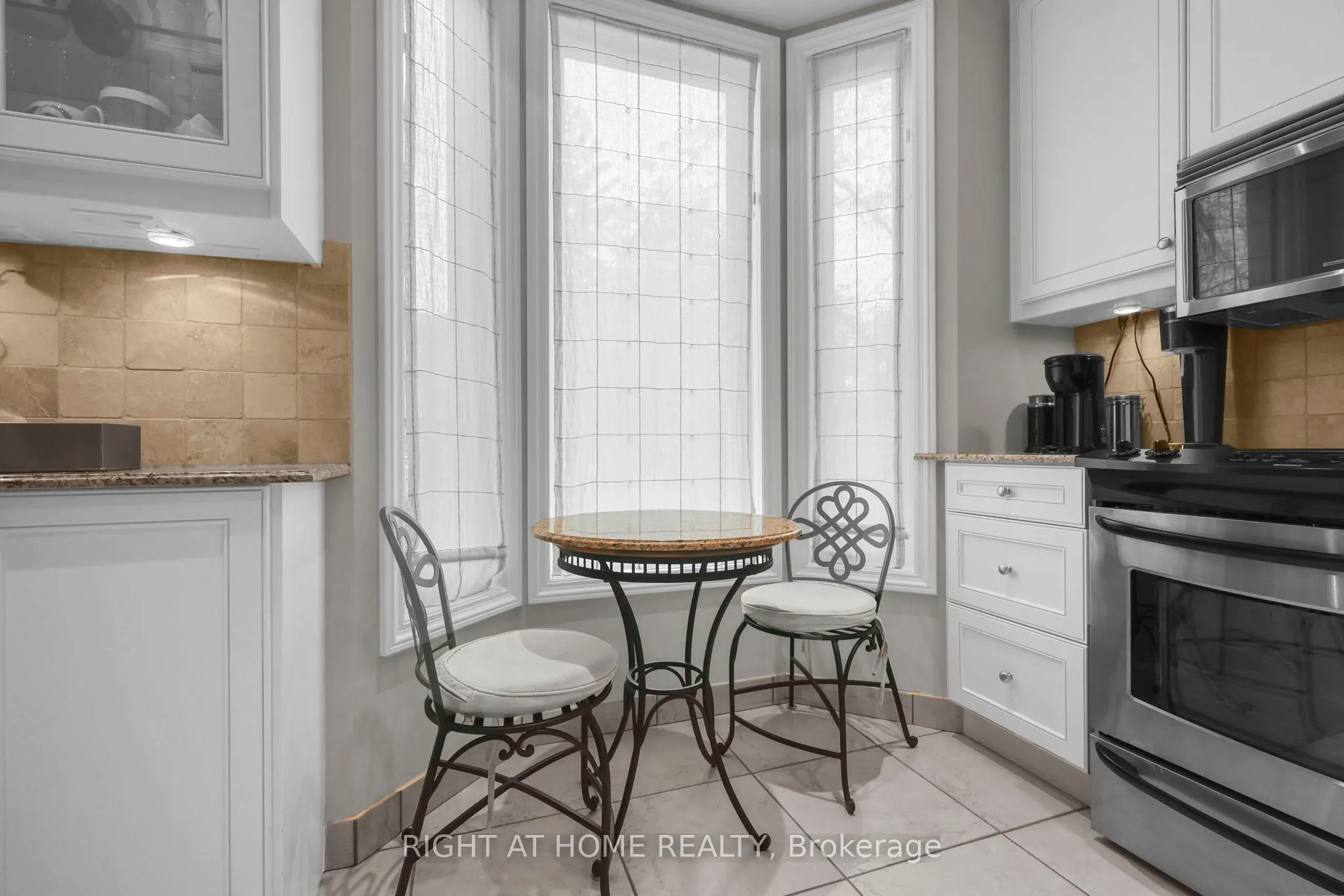 636 Wellington Street W