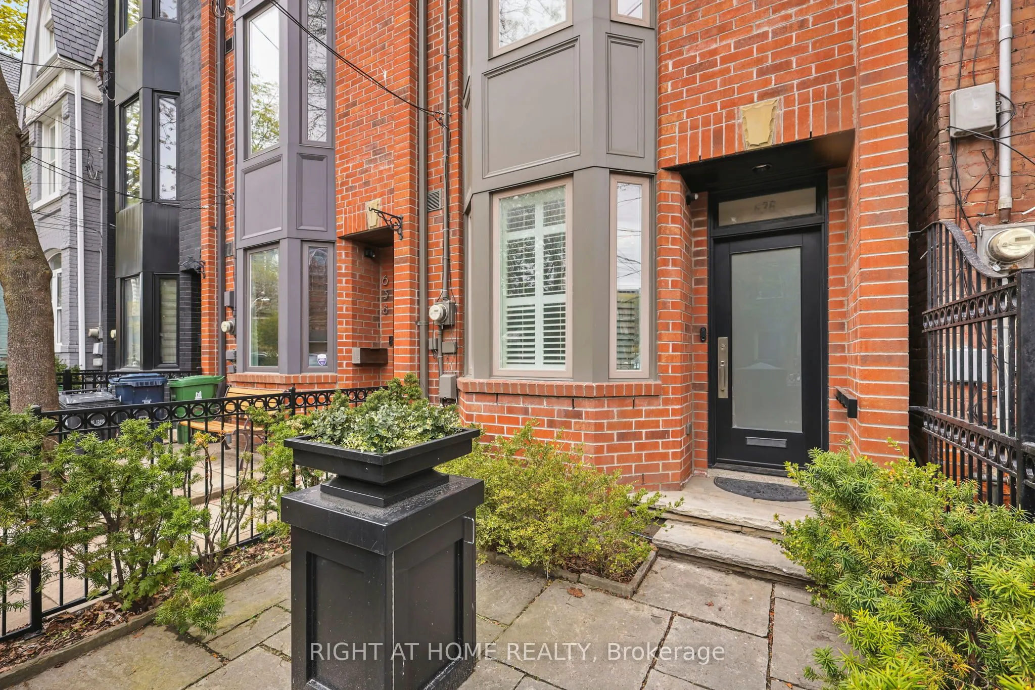 636 Wellington Street W