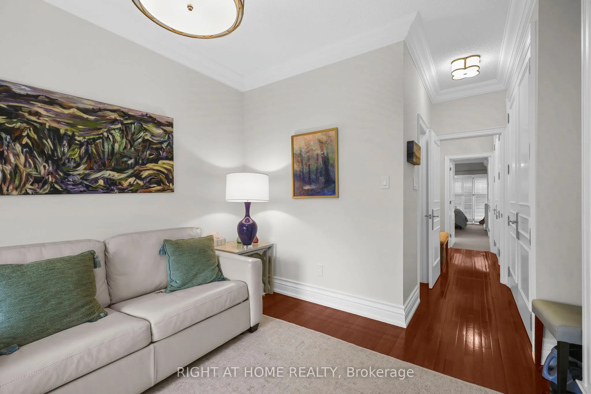636 Wellington Street W