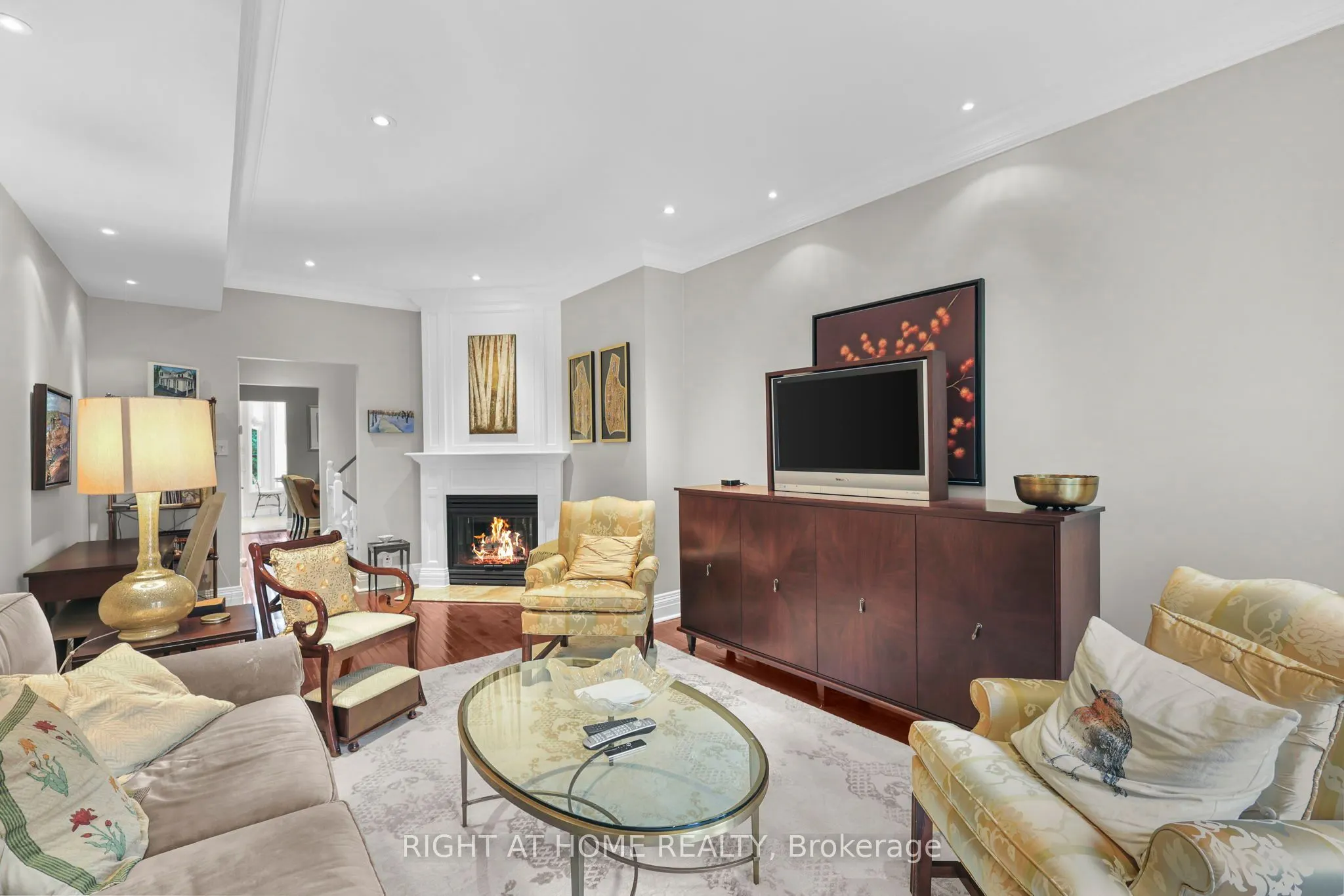 636 Wellington Street W