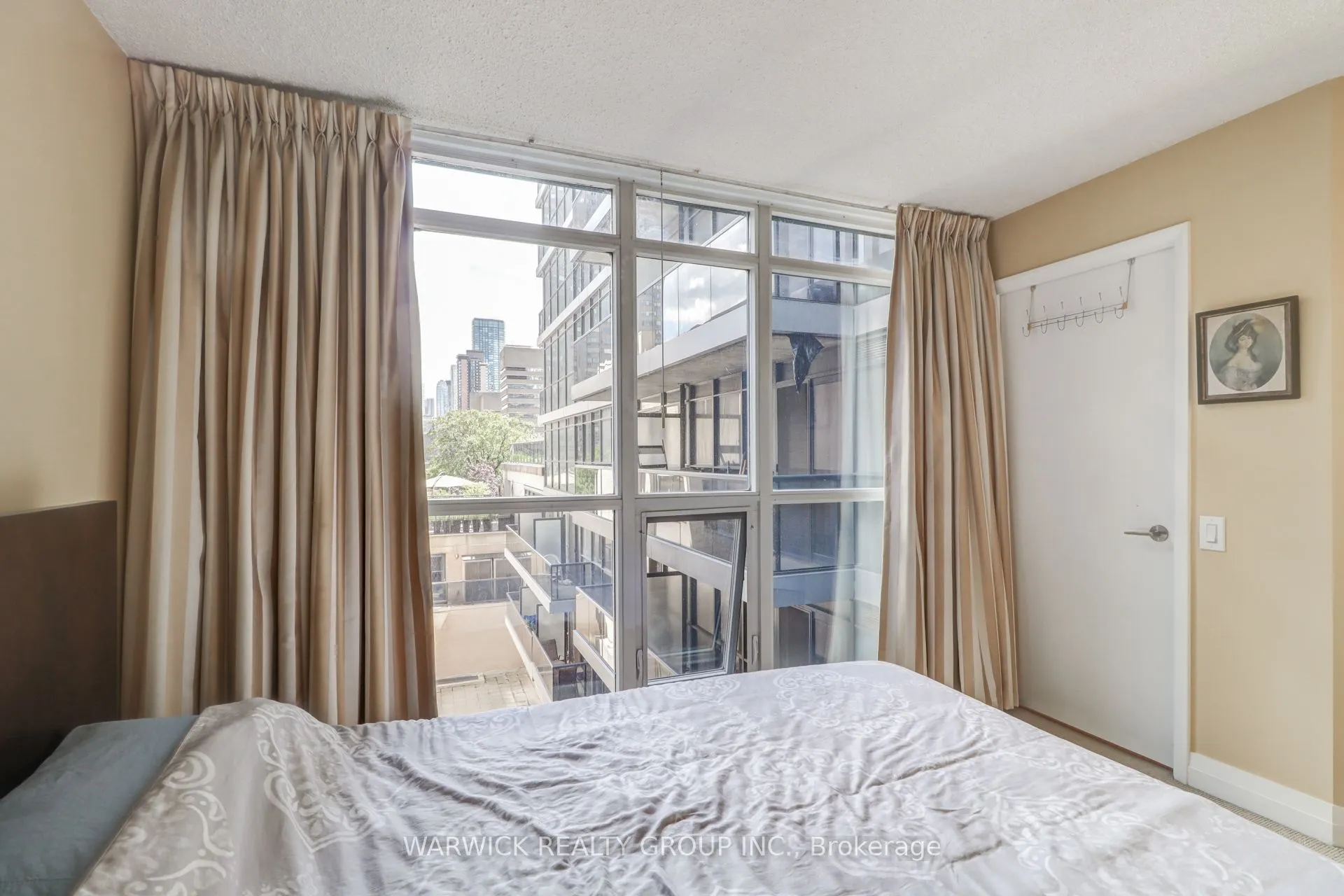 25 Carlton Street, #509