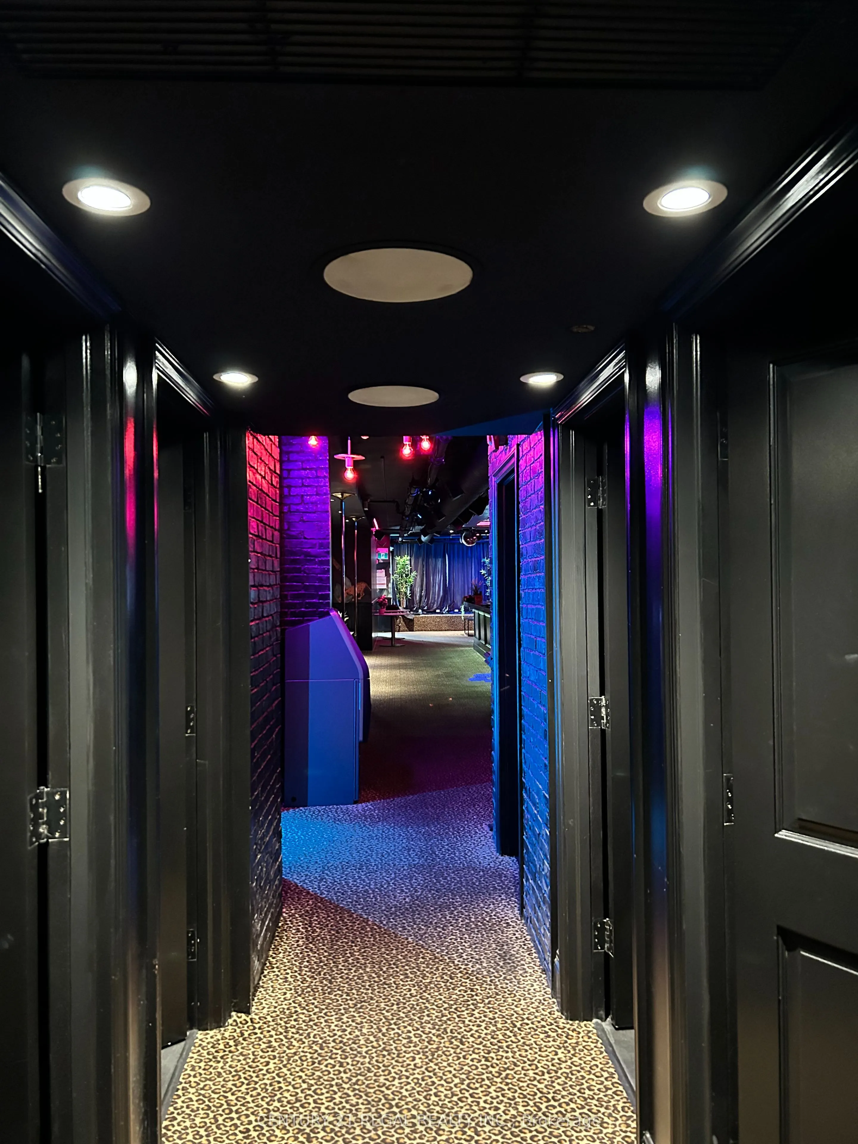 563 QUEEN Street W