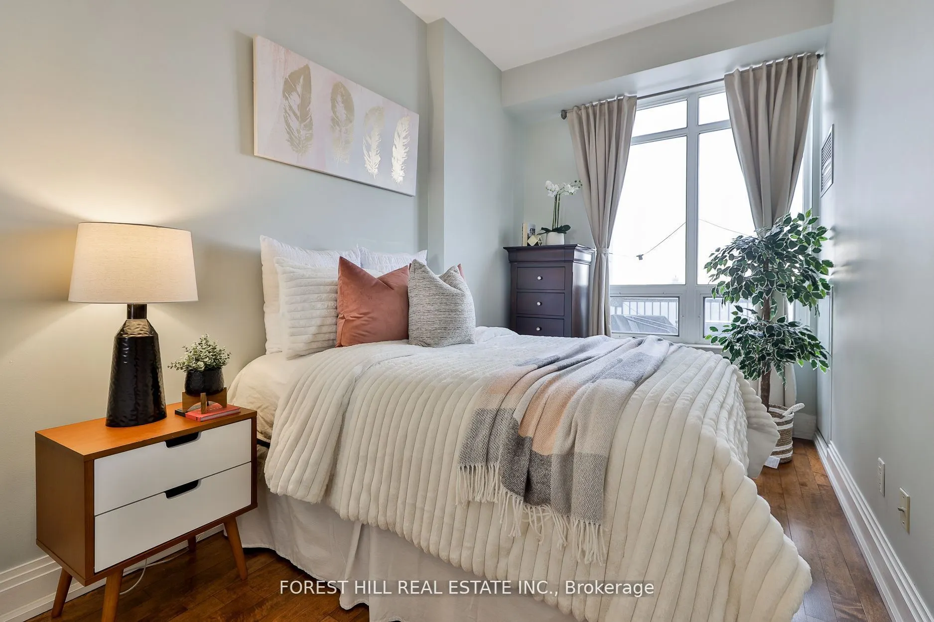 99 Avenue Road, #1006