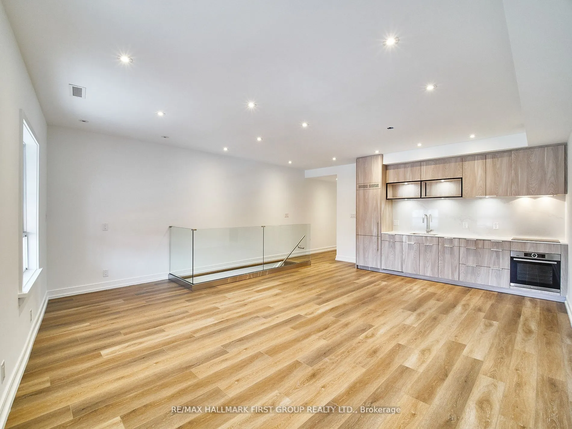 2598 Yonge Street, #Upper