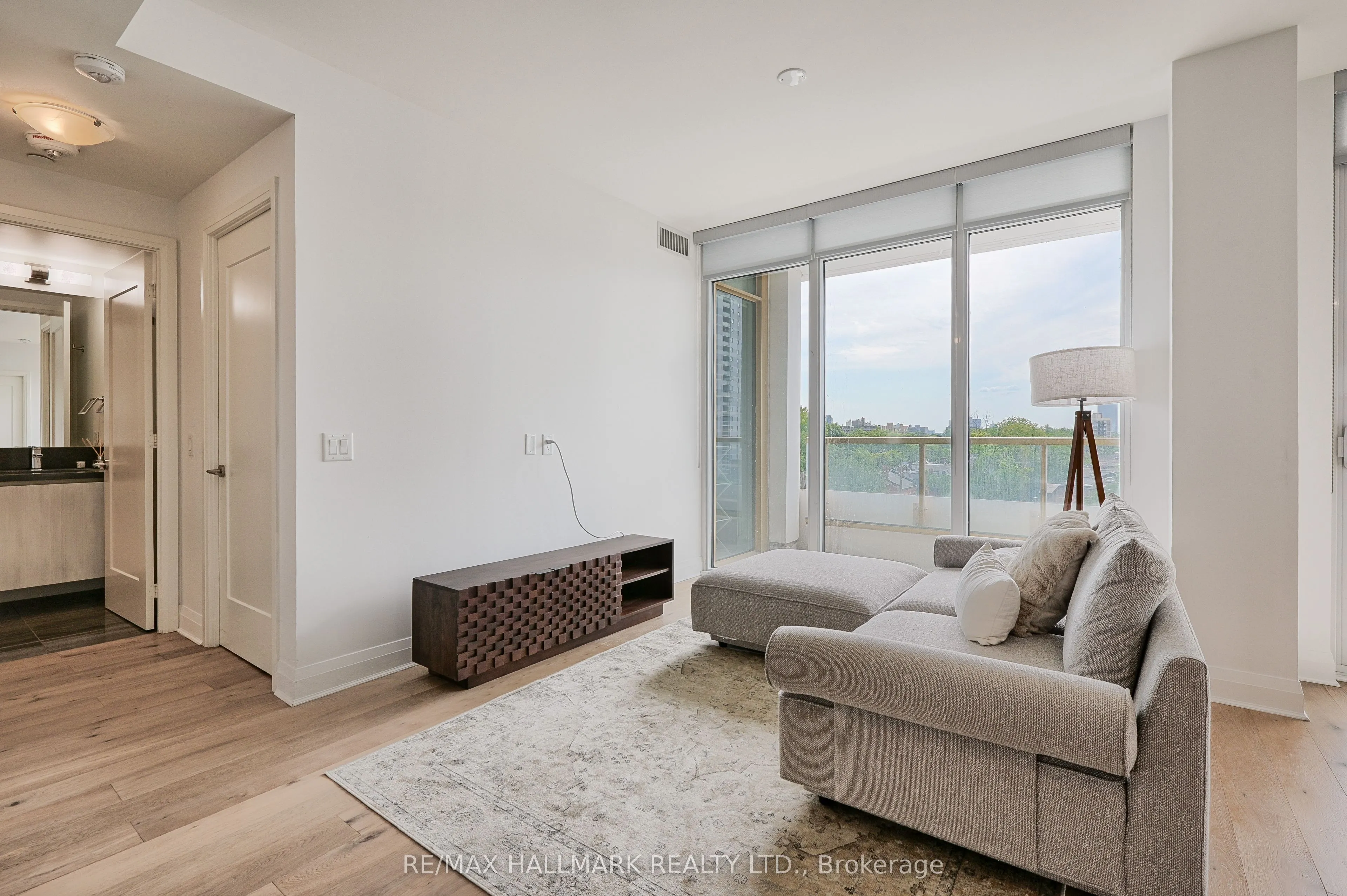 151 Avenue Road, #601