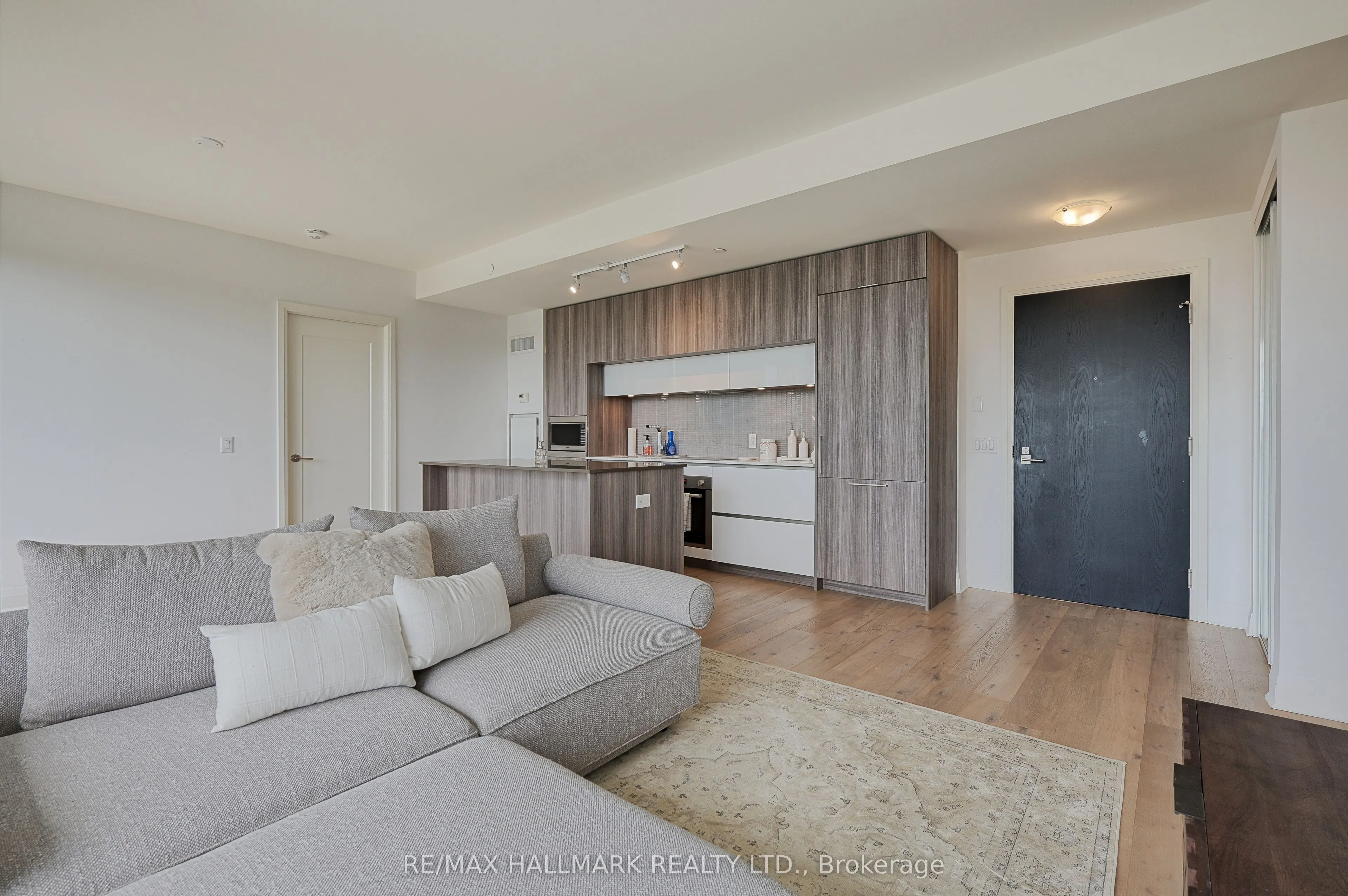 151 Avenue Road, #601