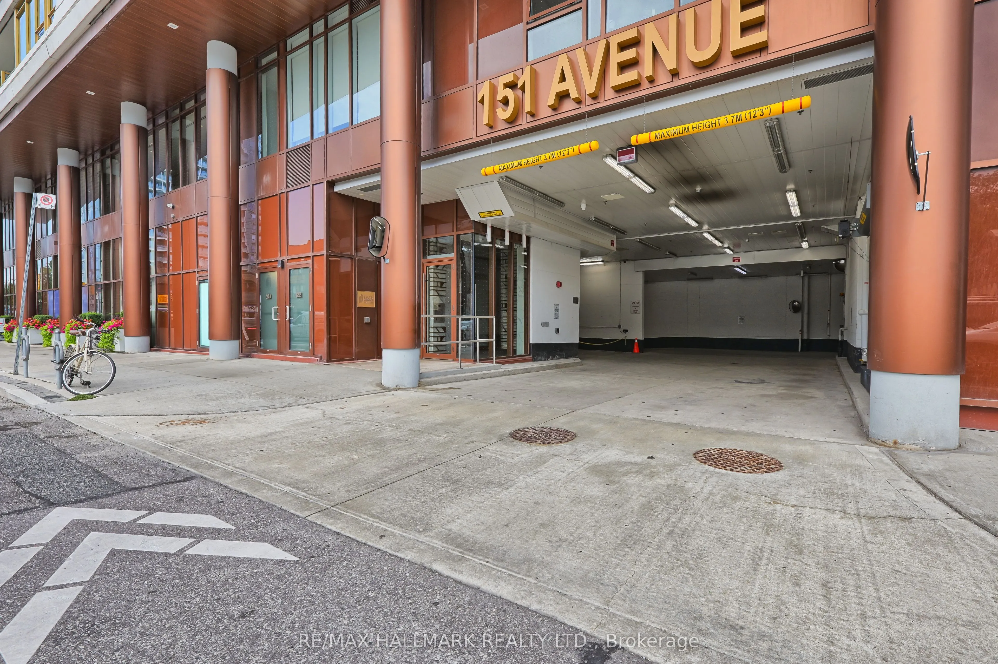 151 Avenue Road, #601