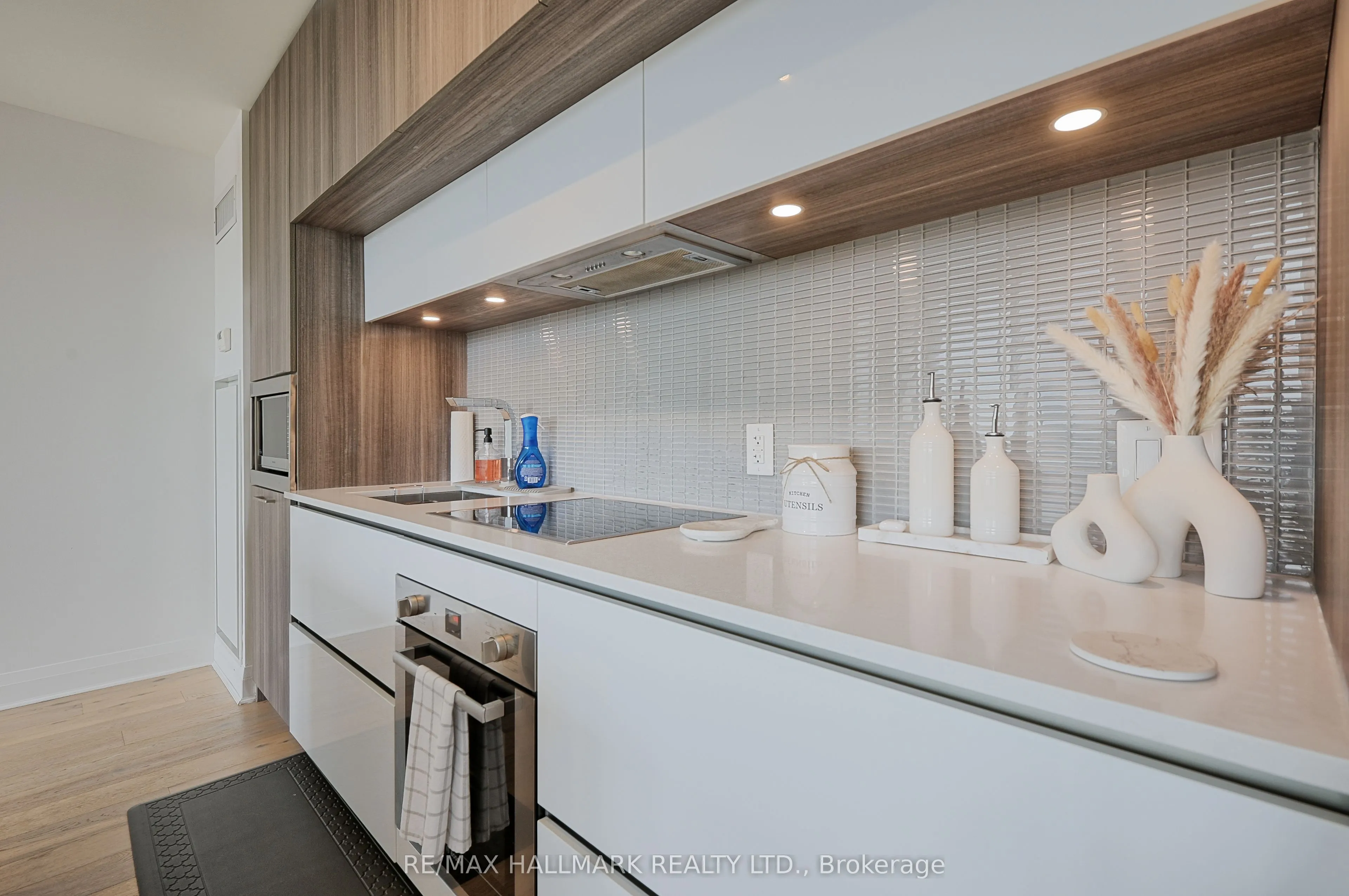 151 Avenue Road, #601