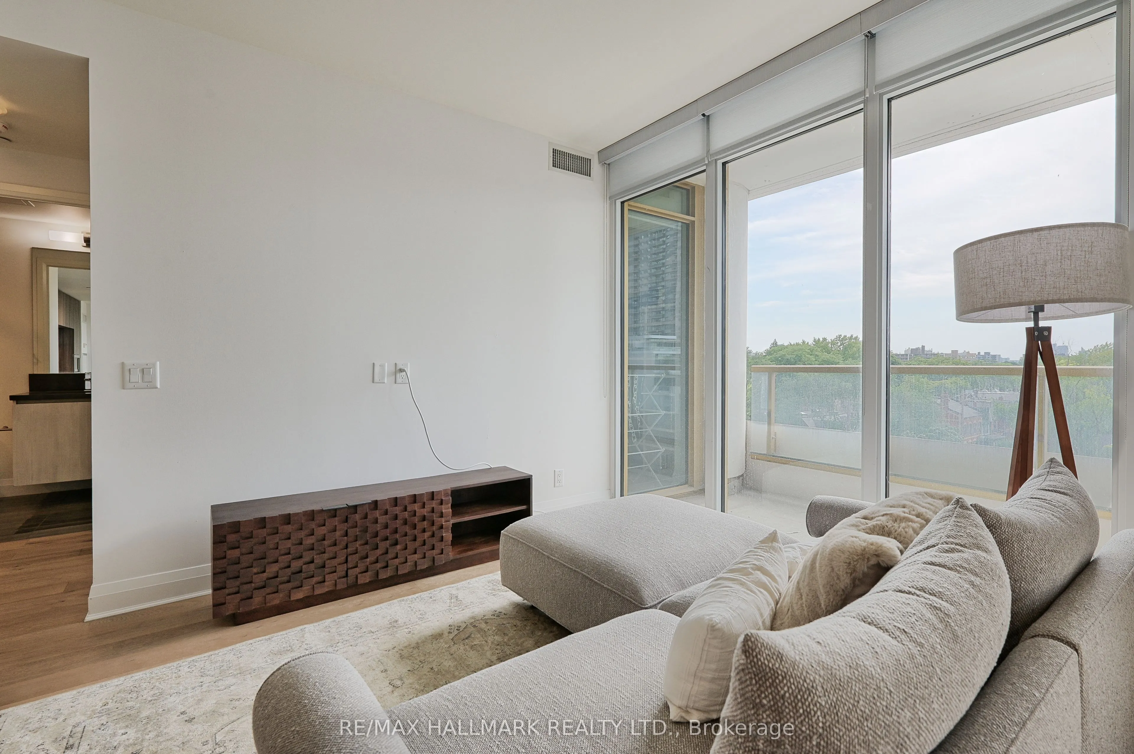 151 Avenue Road, #601