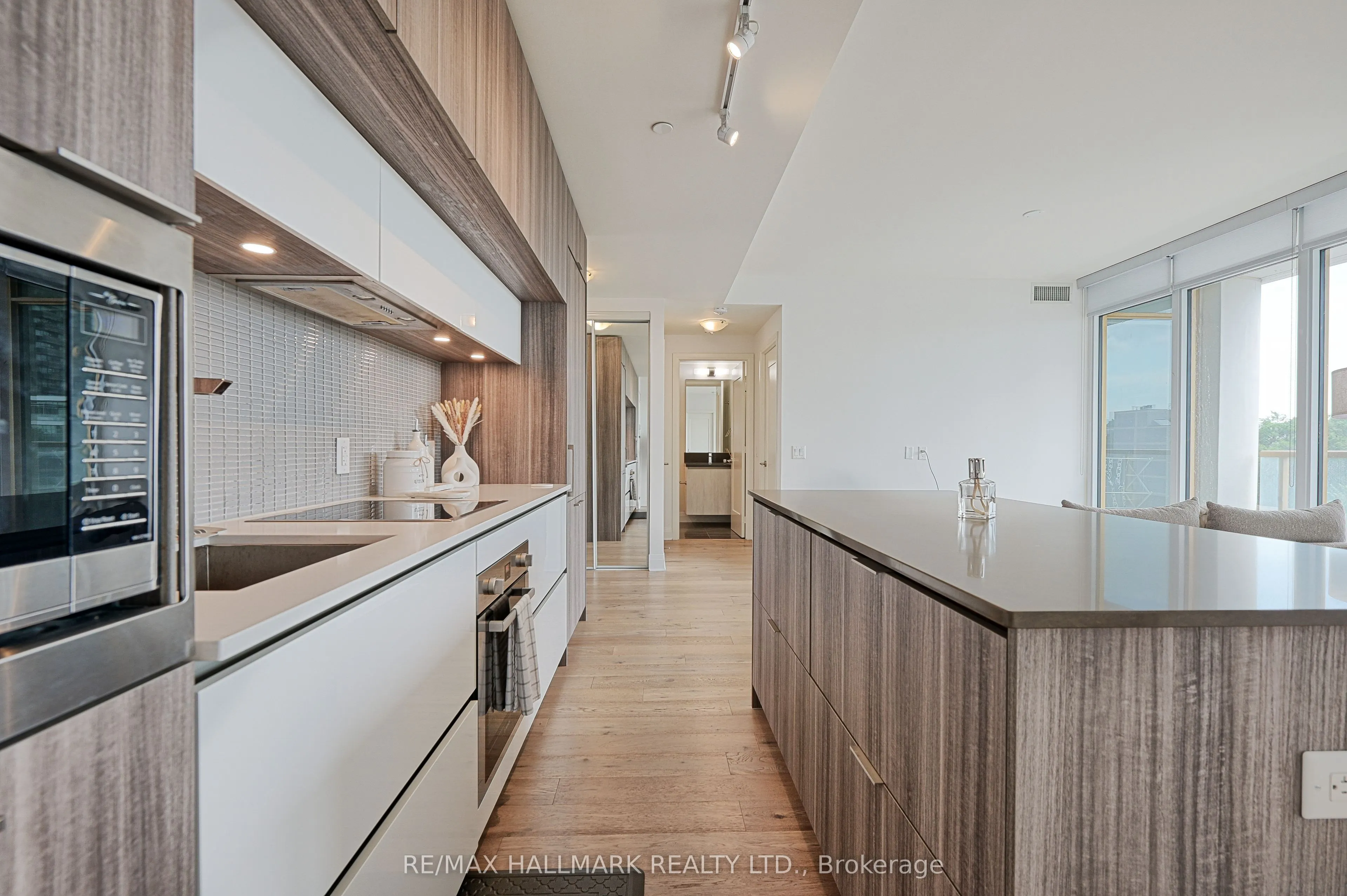 151 Avenue Road, #601