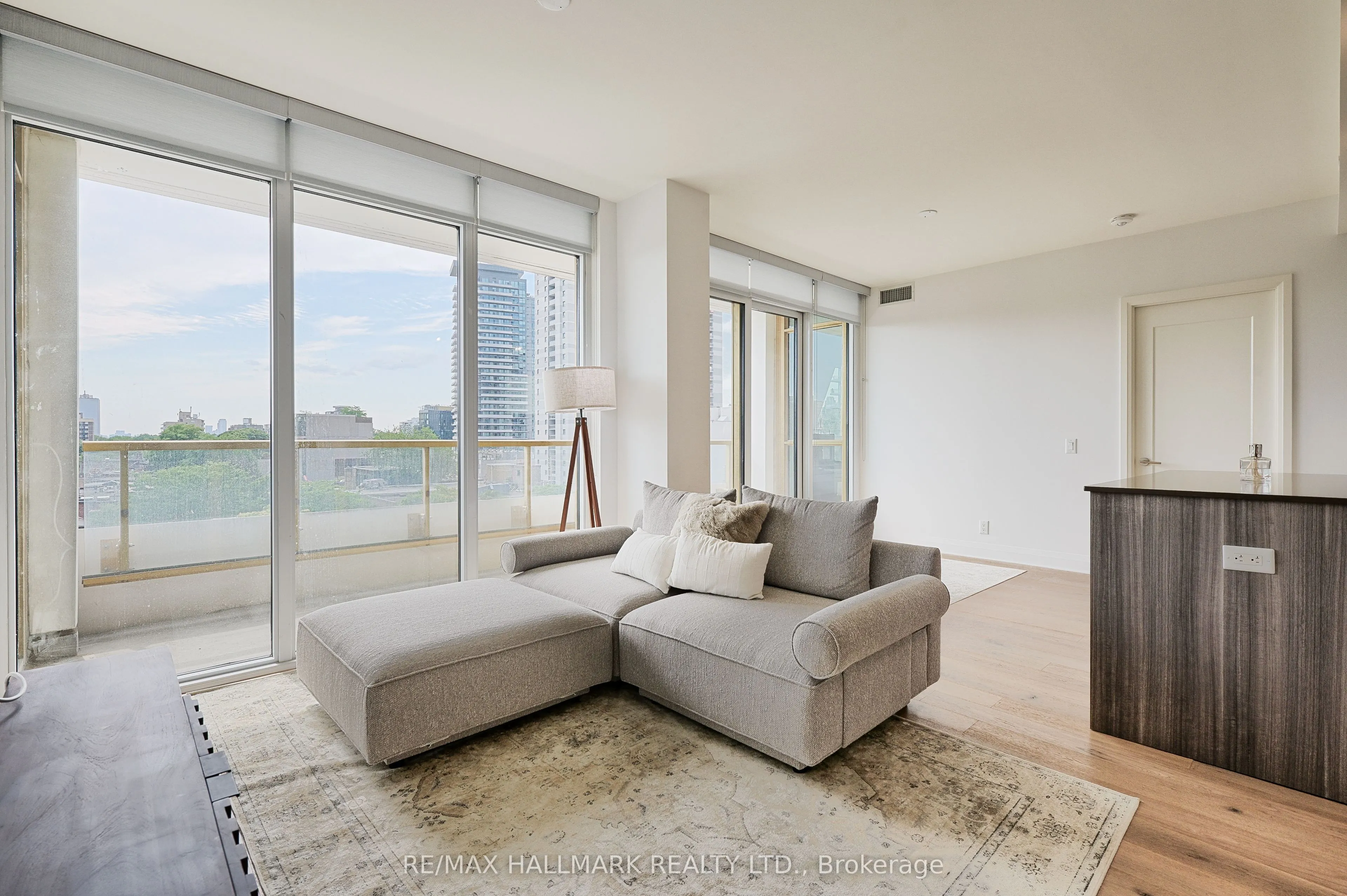 151 Avenue Road, #601
