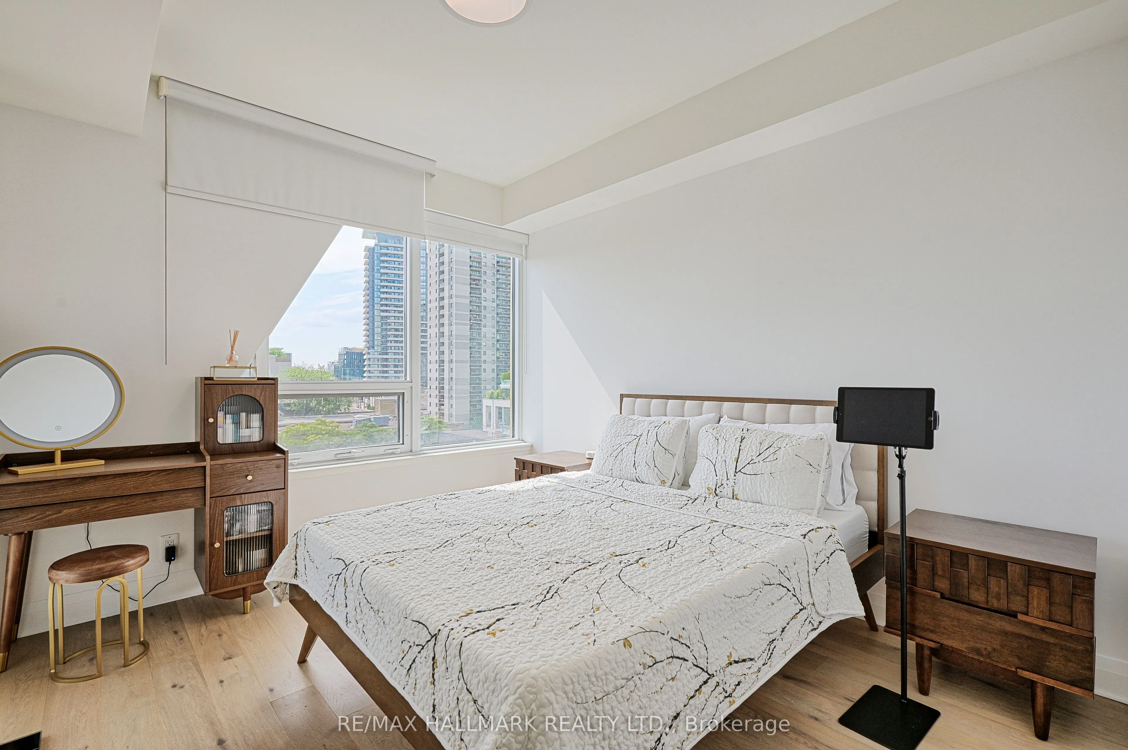 151 Avenue Road, #601