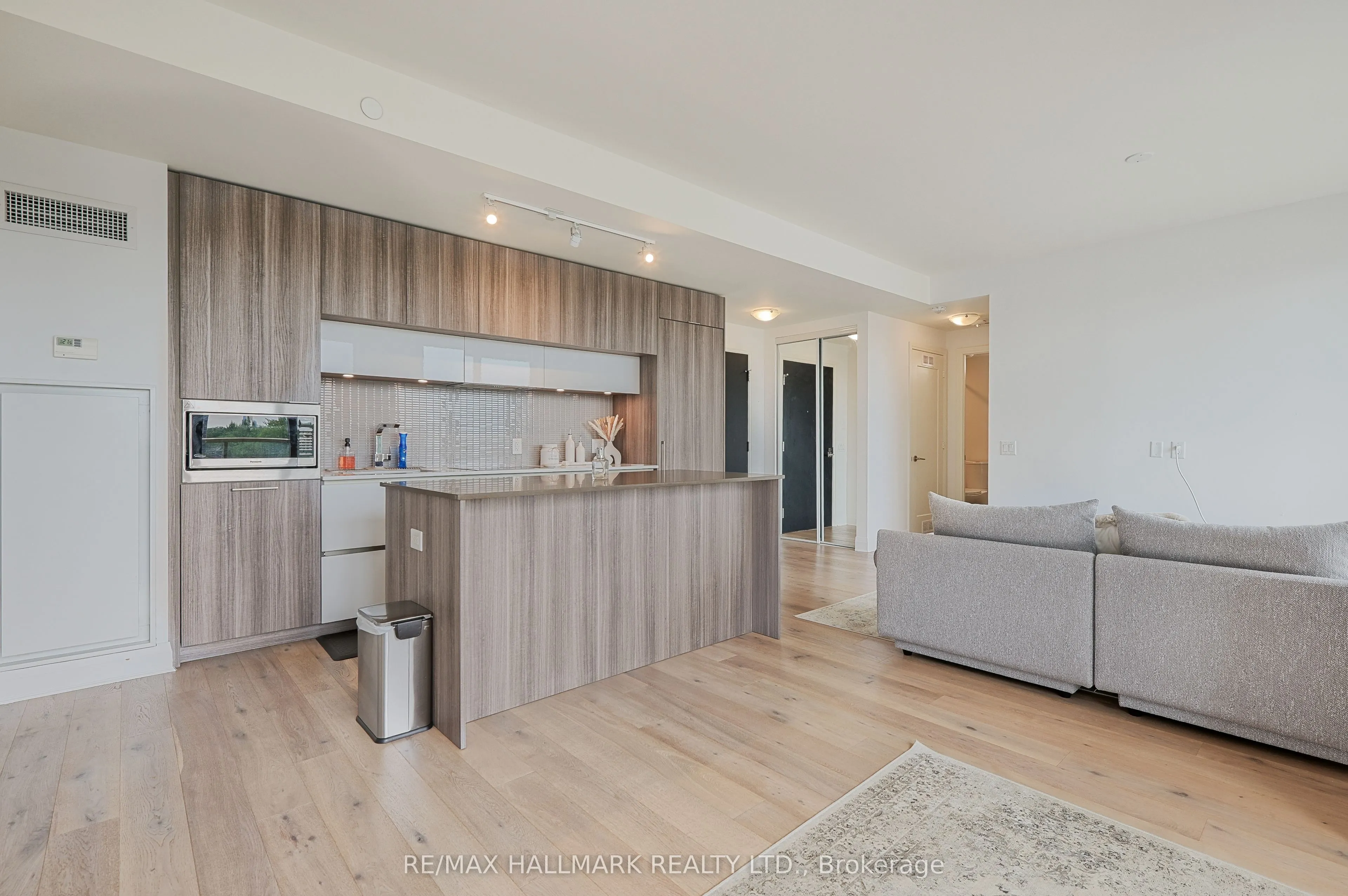 151 Avenue Road, #601