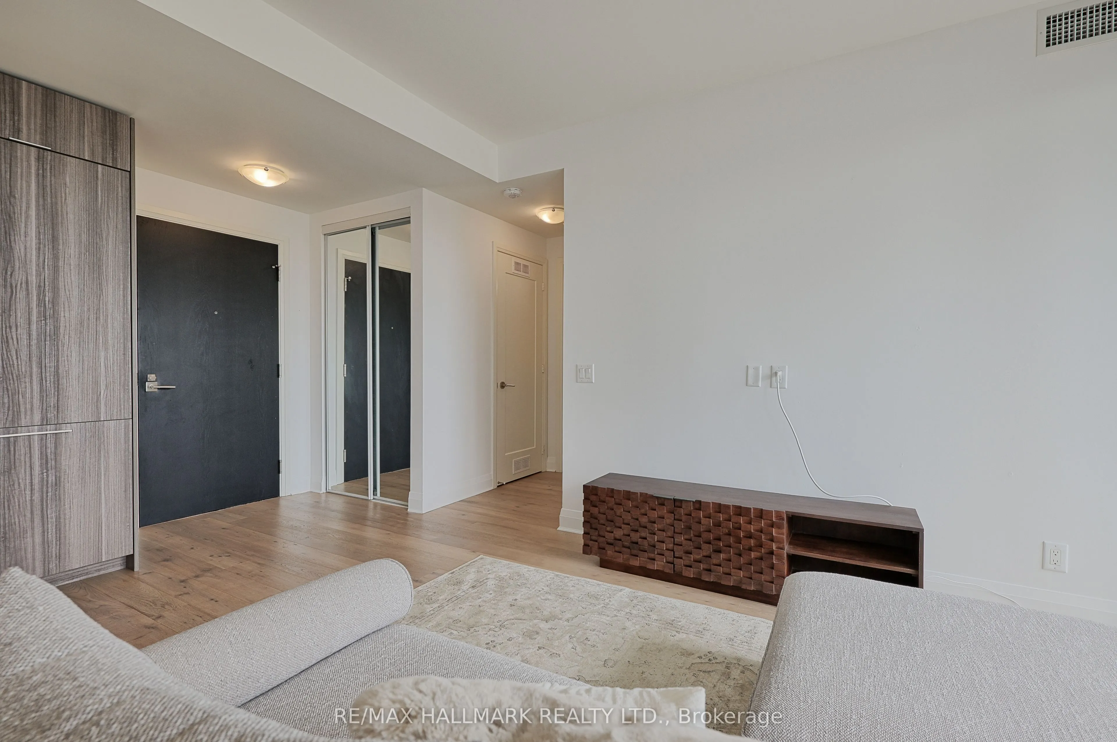151 Avenue Road, #601