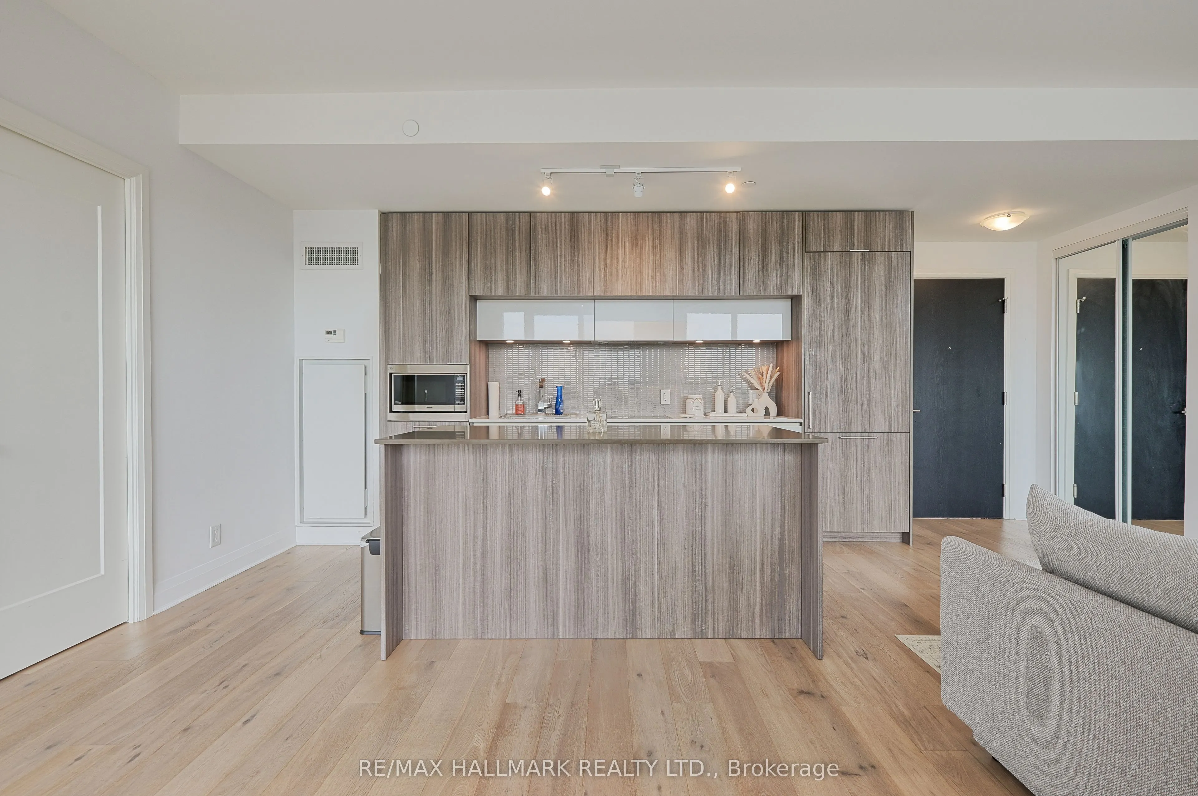 151 Avenue Road, #601