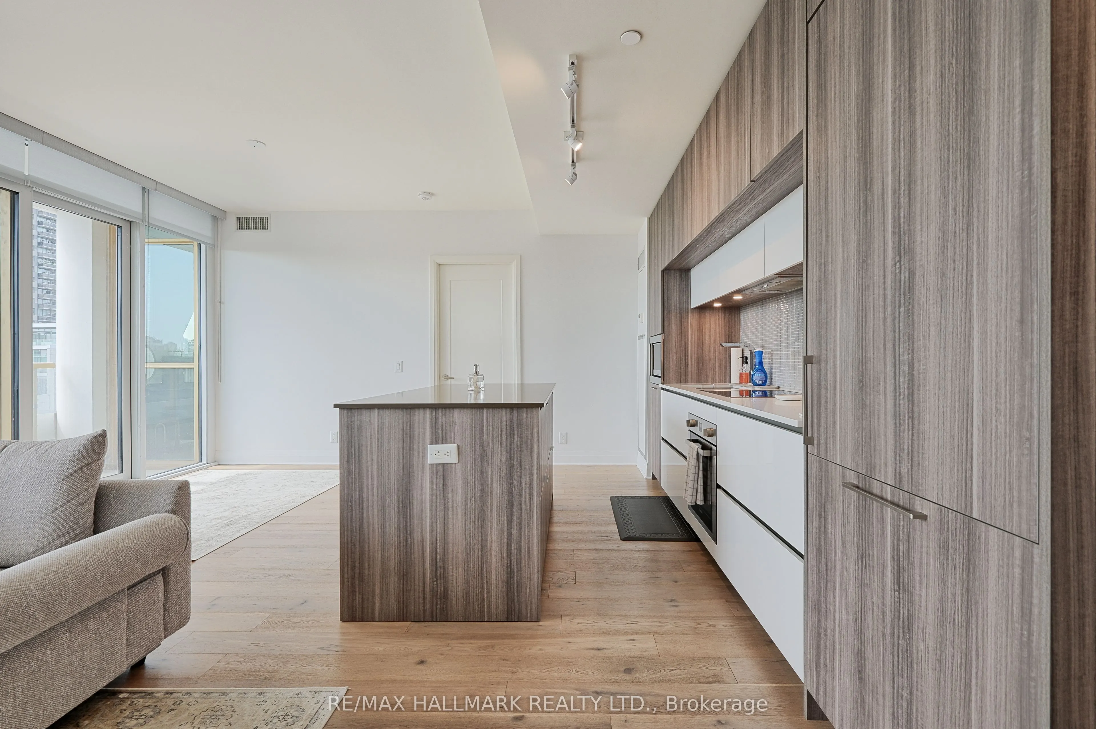 151 Avenue Road, #601