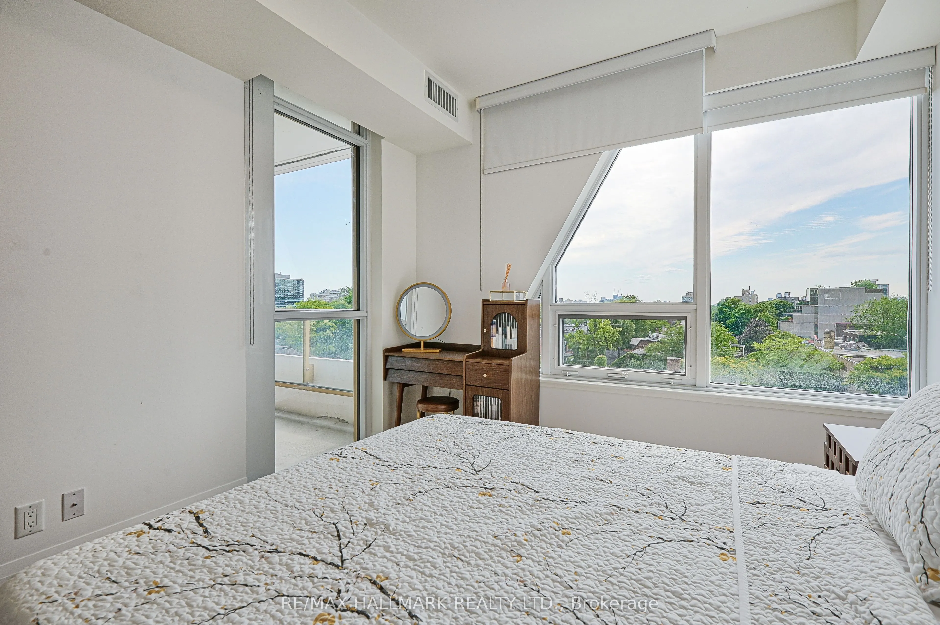 151 Avenue Road, #601