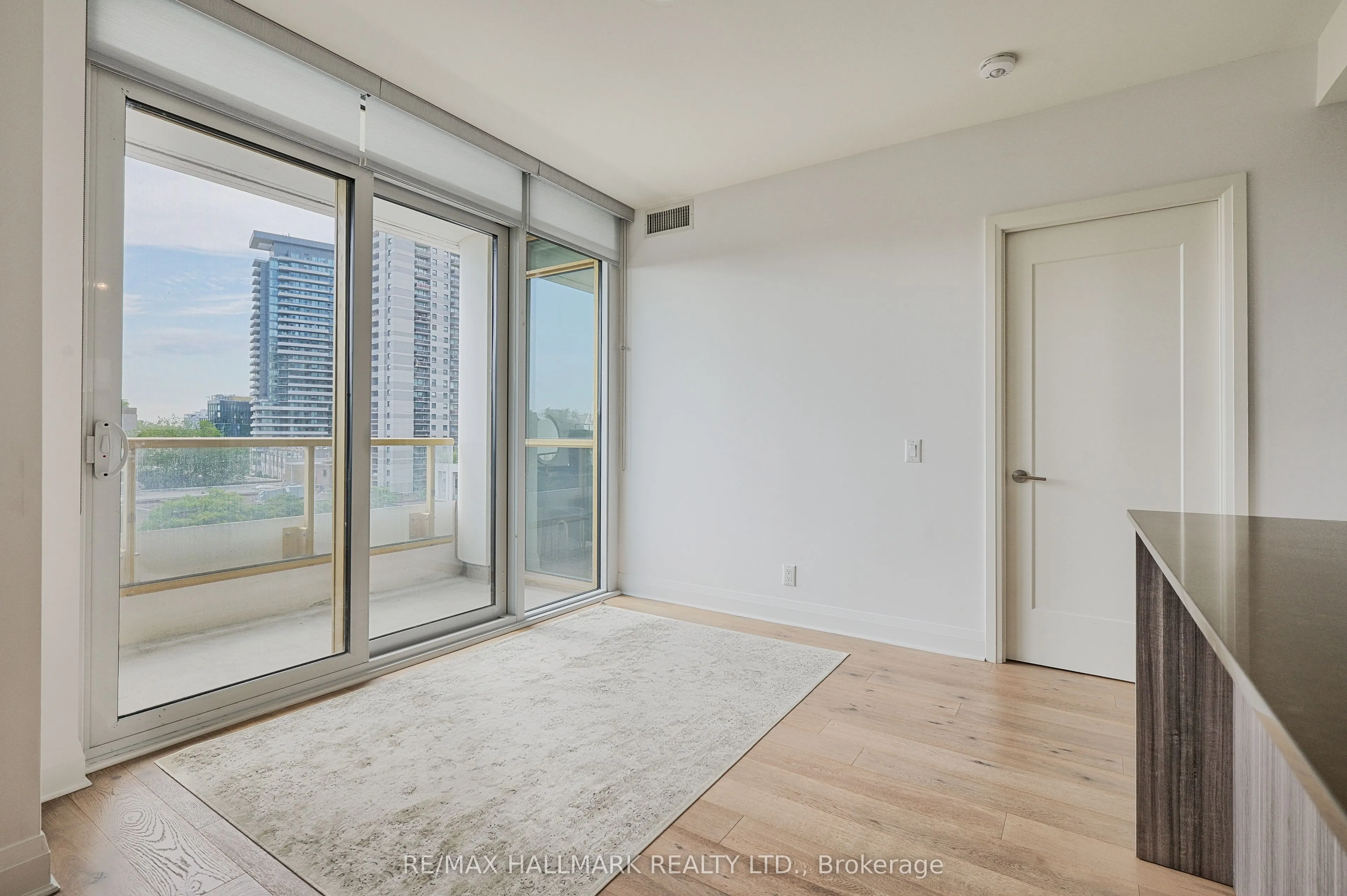 151 Avenue Road, #601