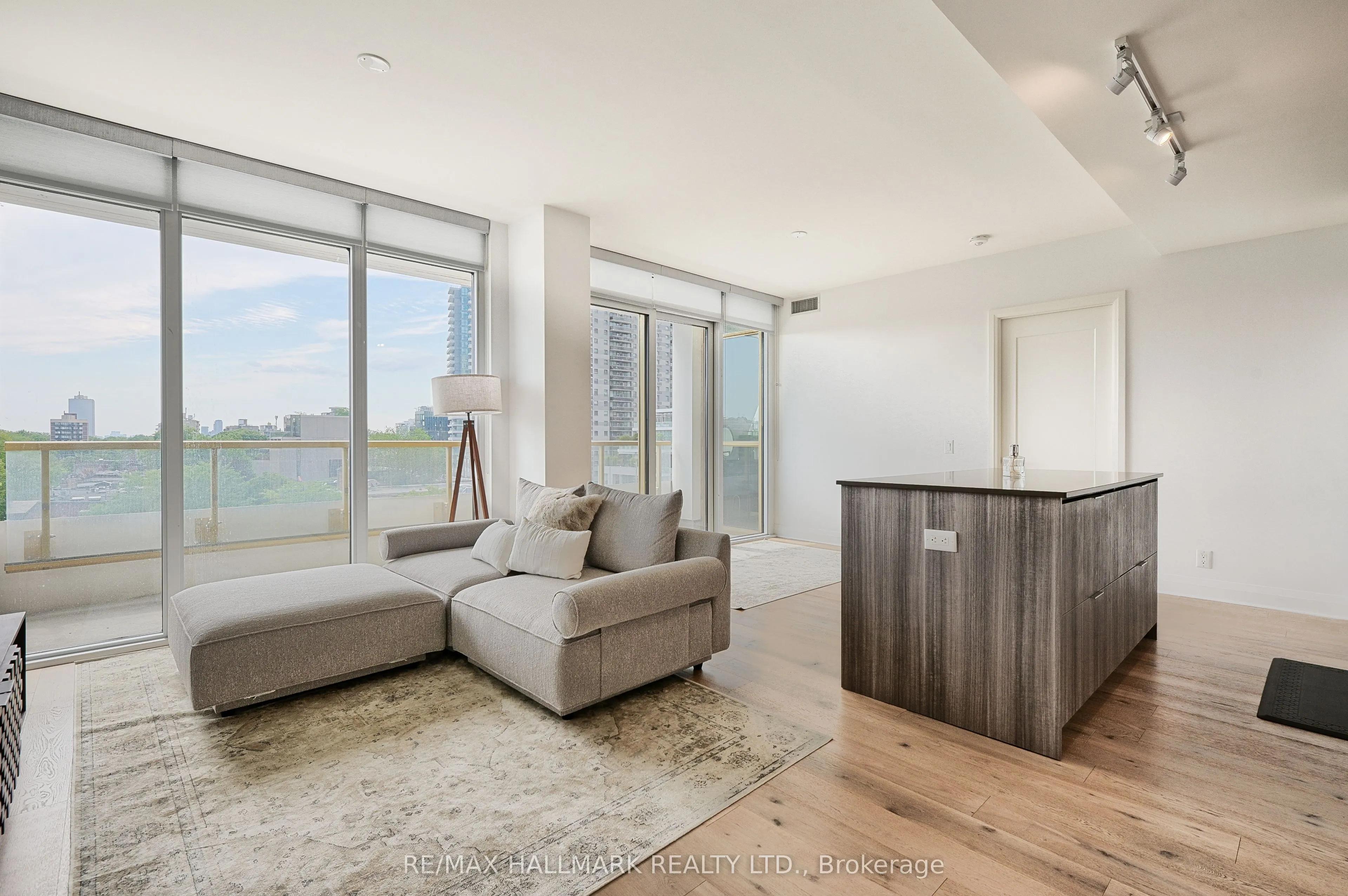 151 Avenue Road, #601