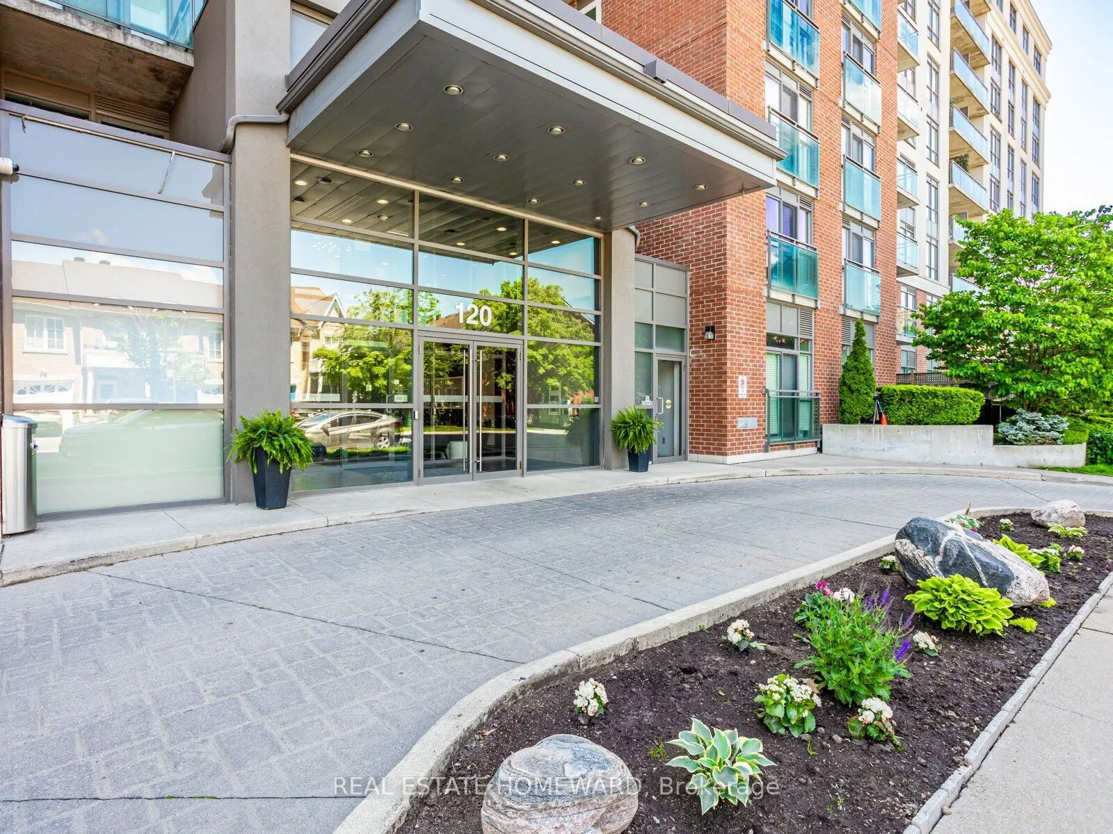 120 Dallimore Circle, #814