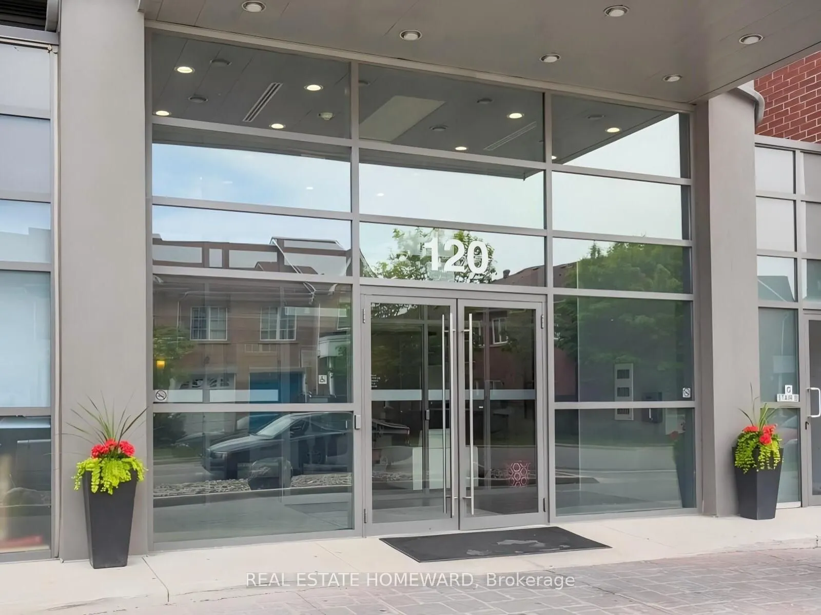120 Dallimore Circle, #814