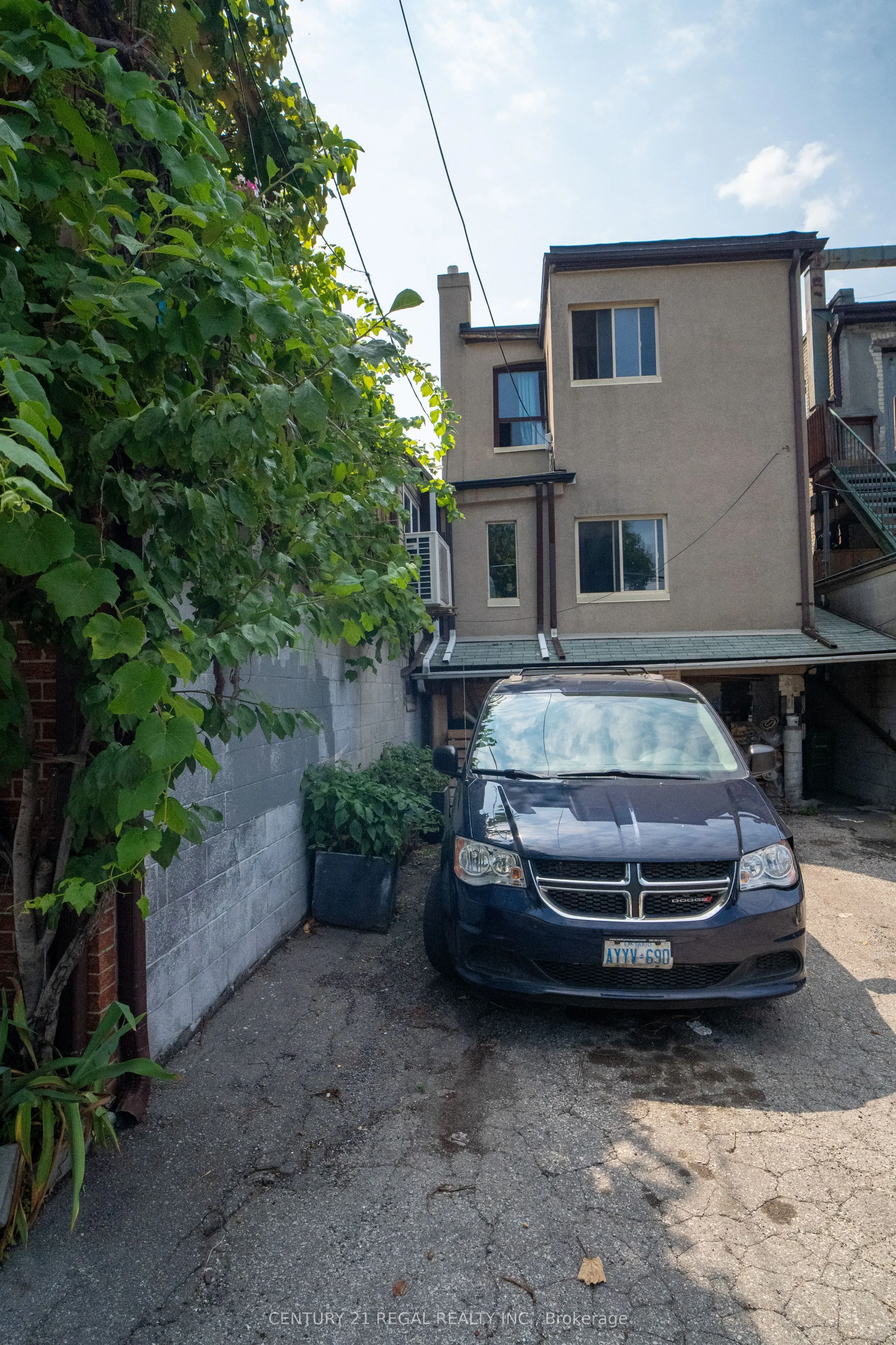 736 St. Clair Avenue W