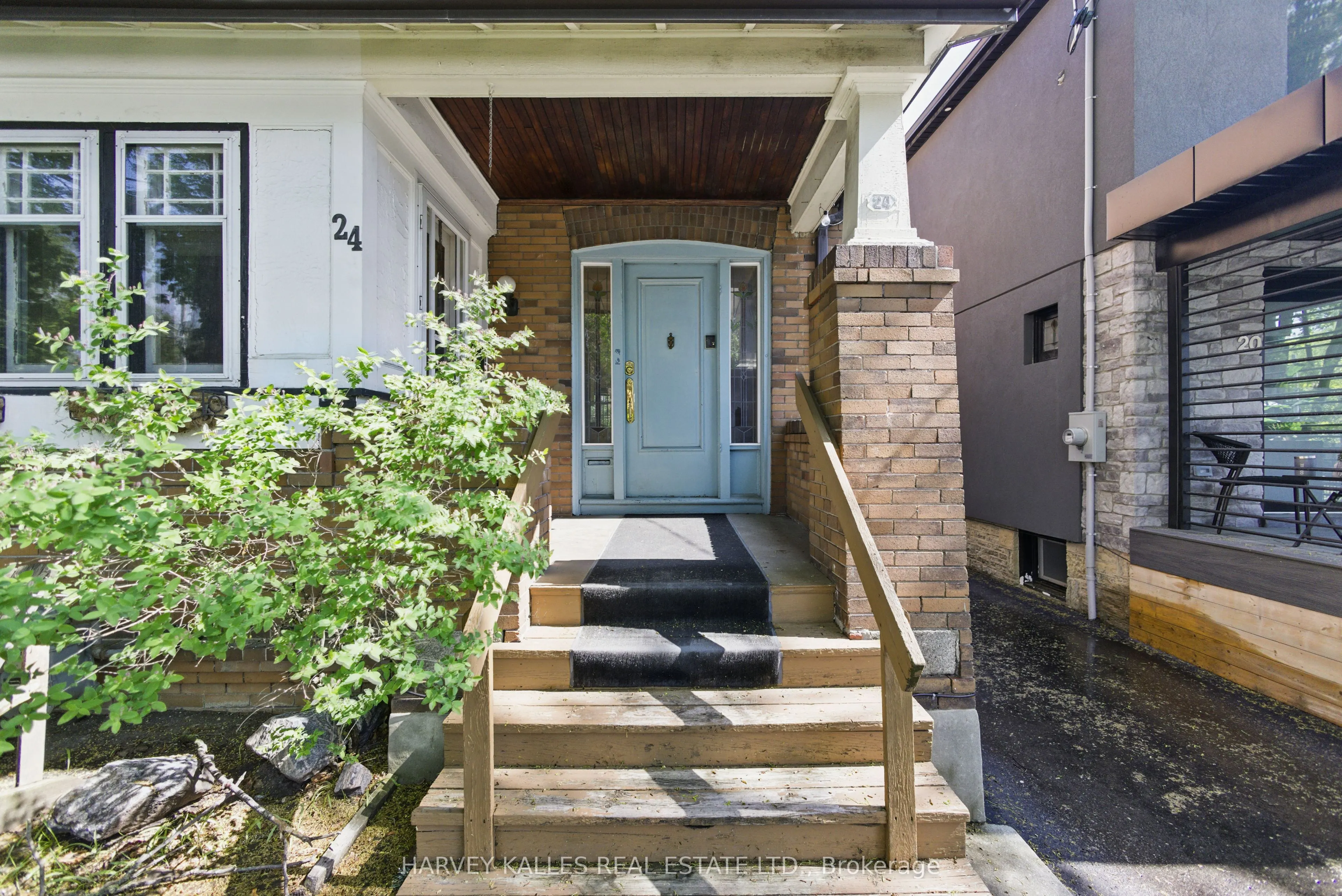 24 Yonge Boulevard