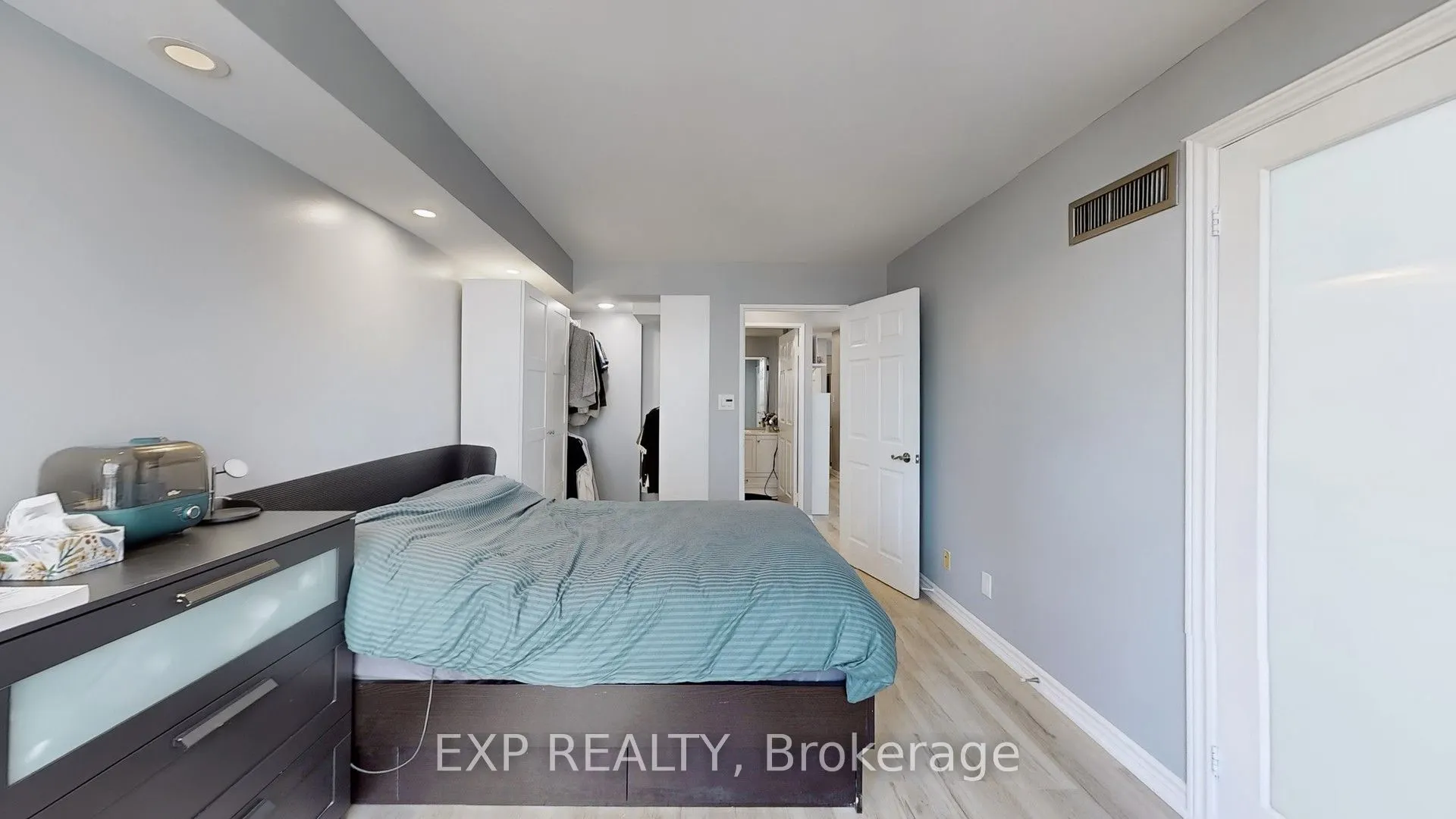 24 Wellesley Street W, #1105