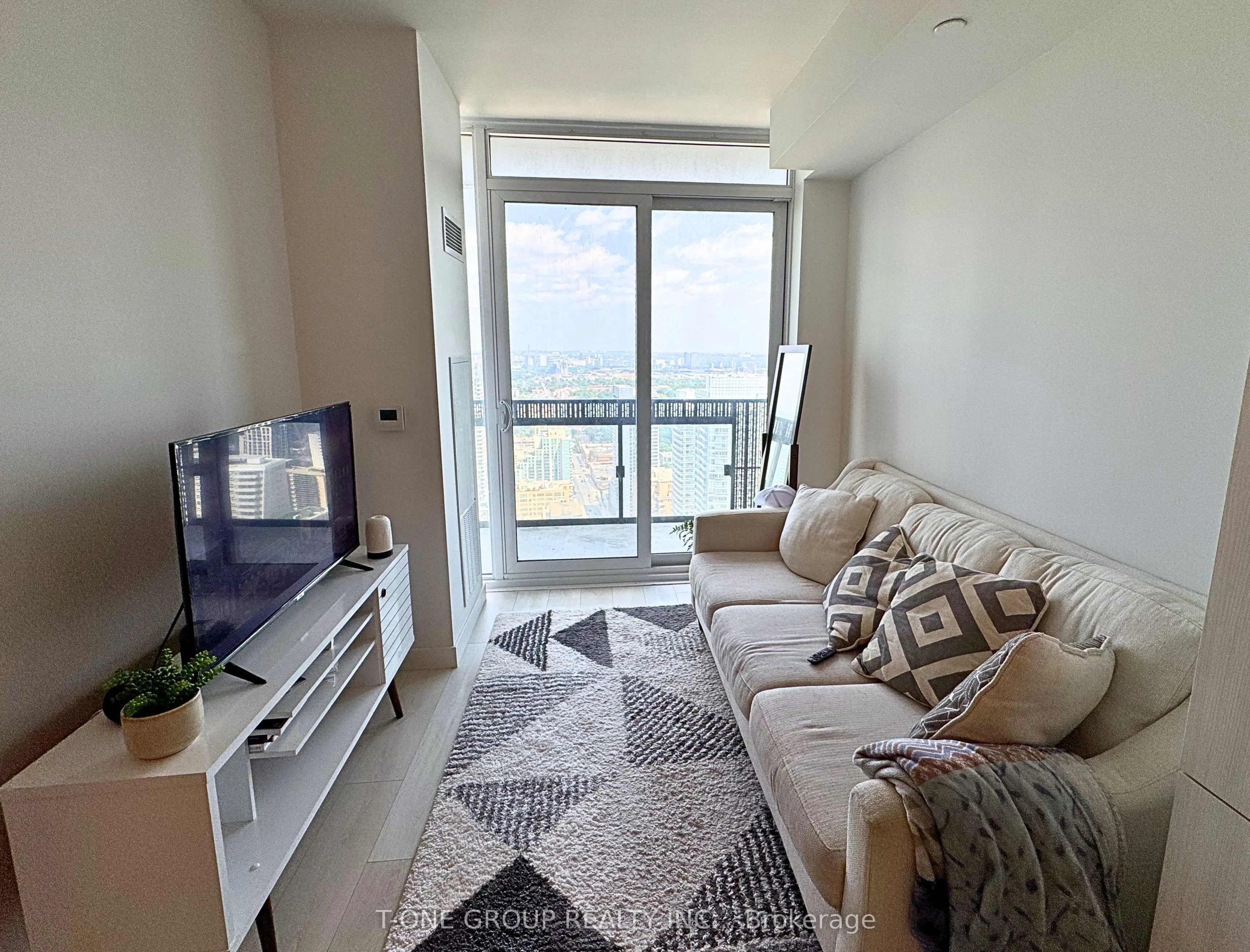 8 Eglinton Avenue E, #4009