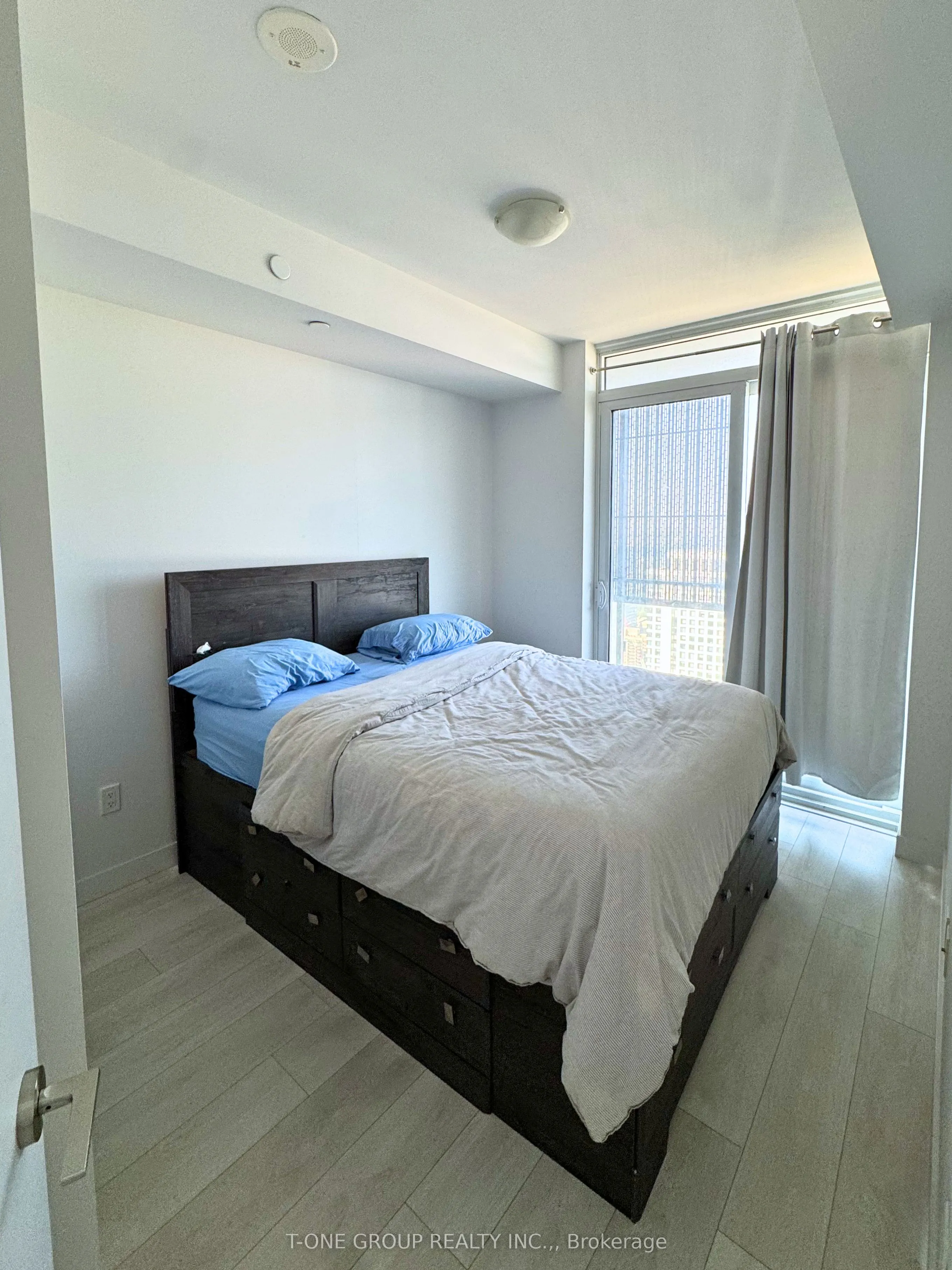 8 Eglinton Avenue E, #4009
