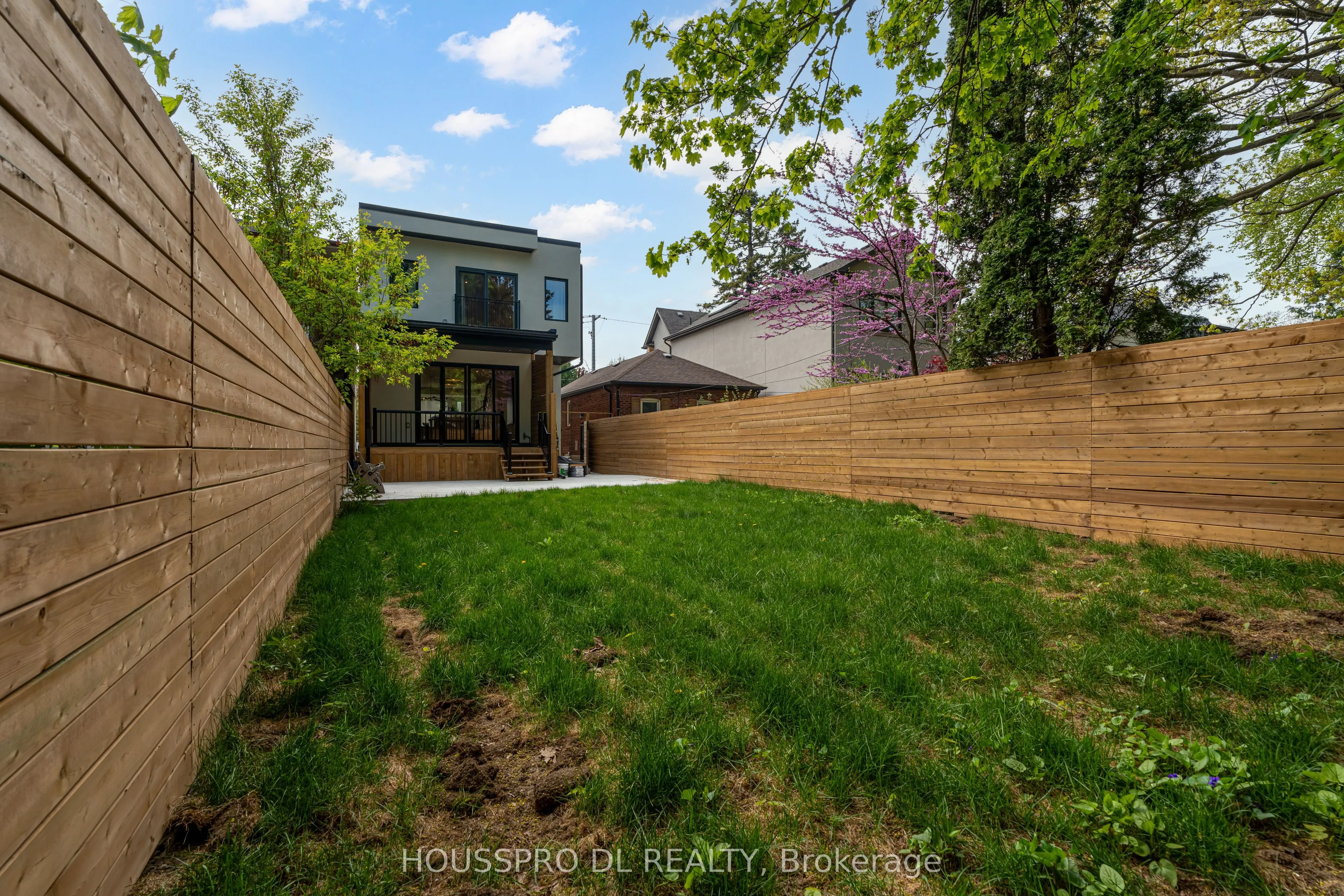 718 Hillsdale Avenue E