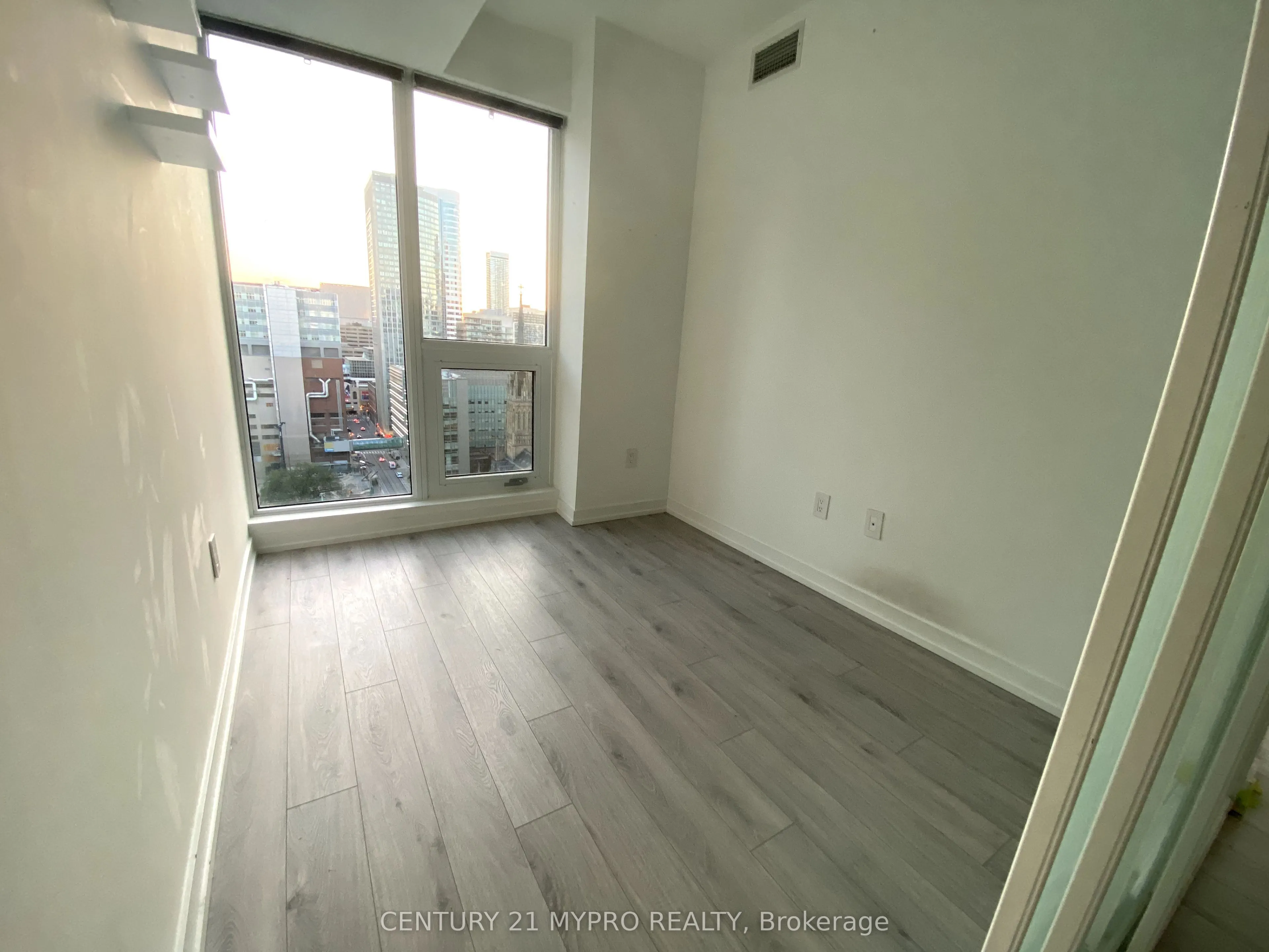 77 Shuter Street, #2313