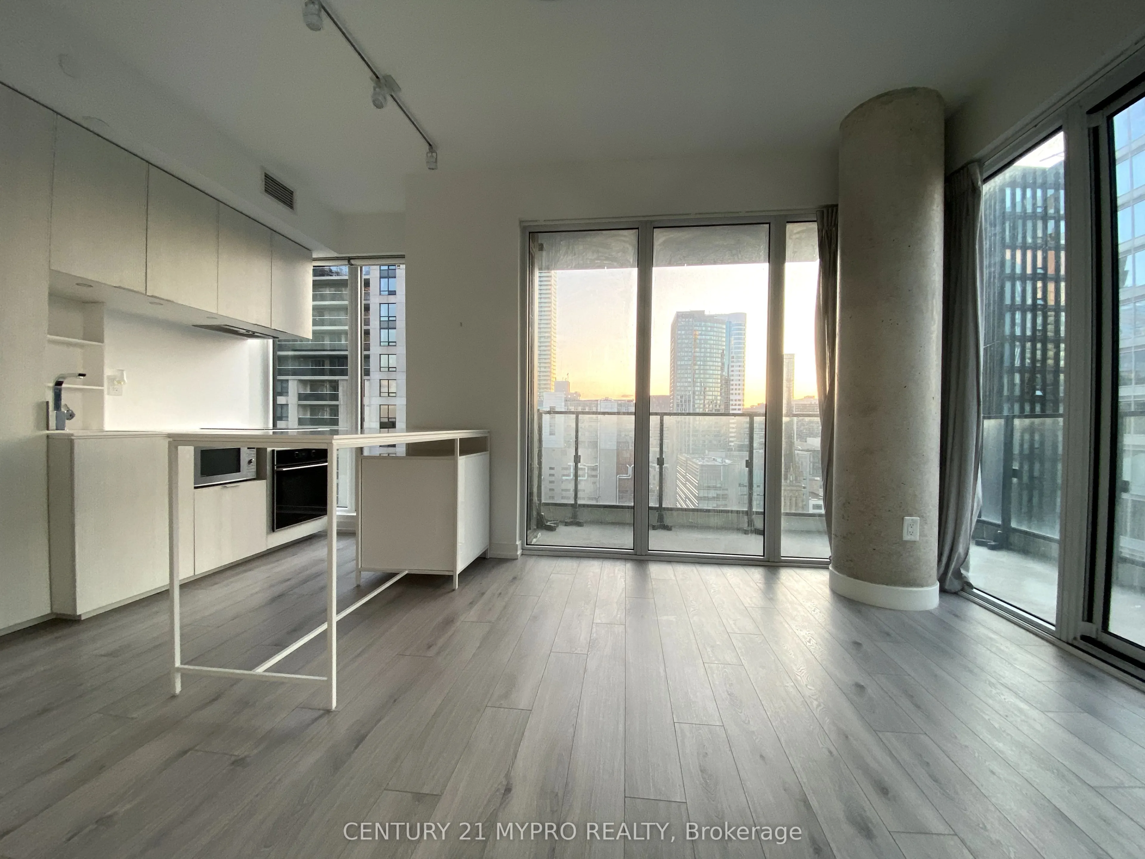 77 Shuter Street, #2313
