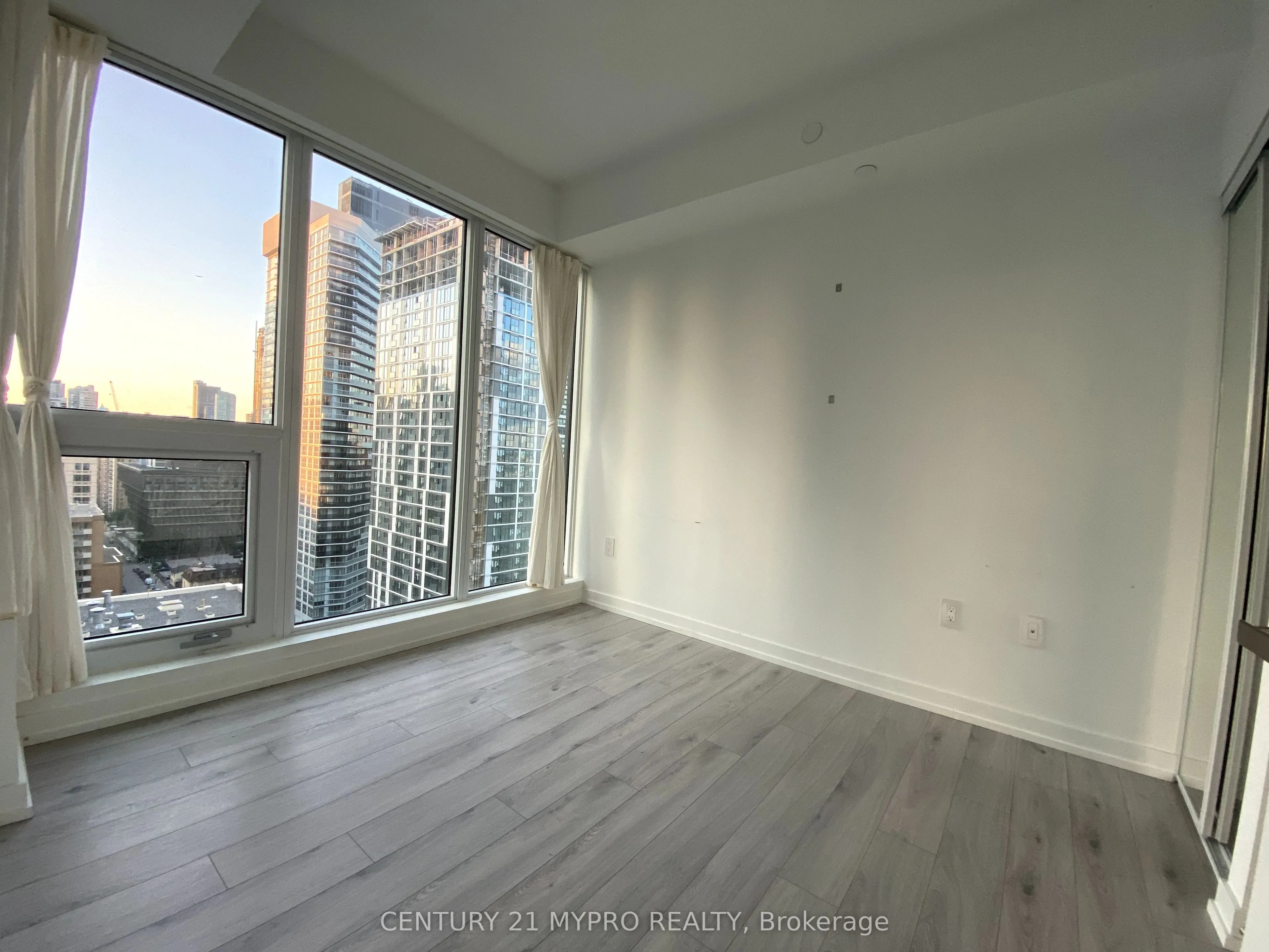77 Shuter Street, #2313