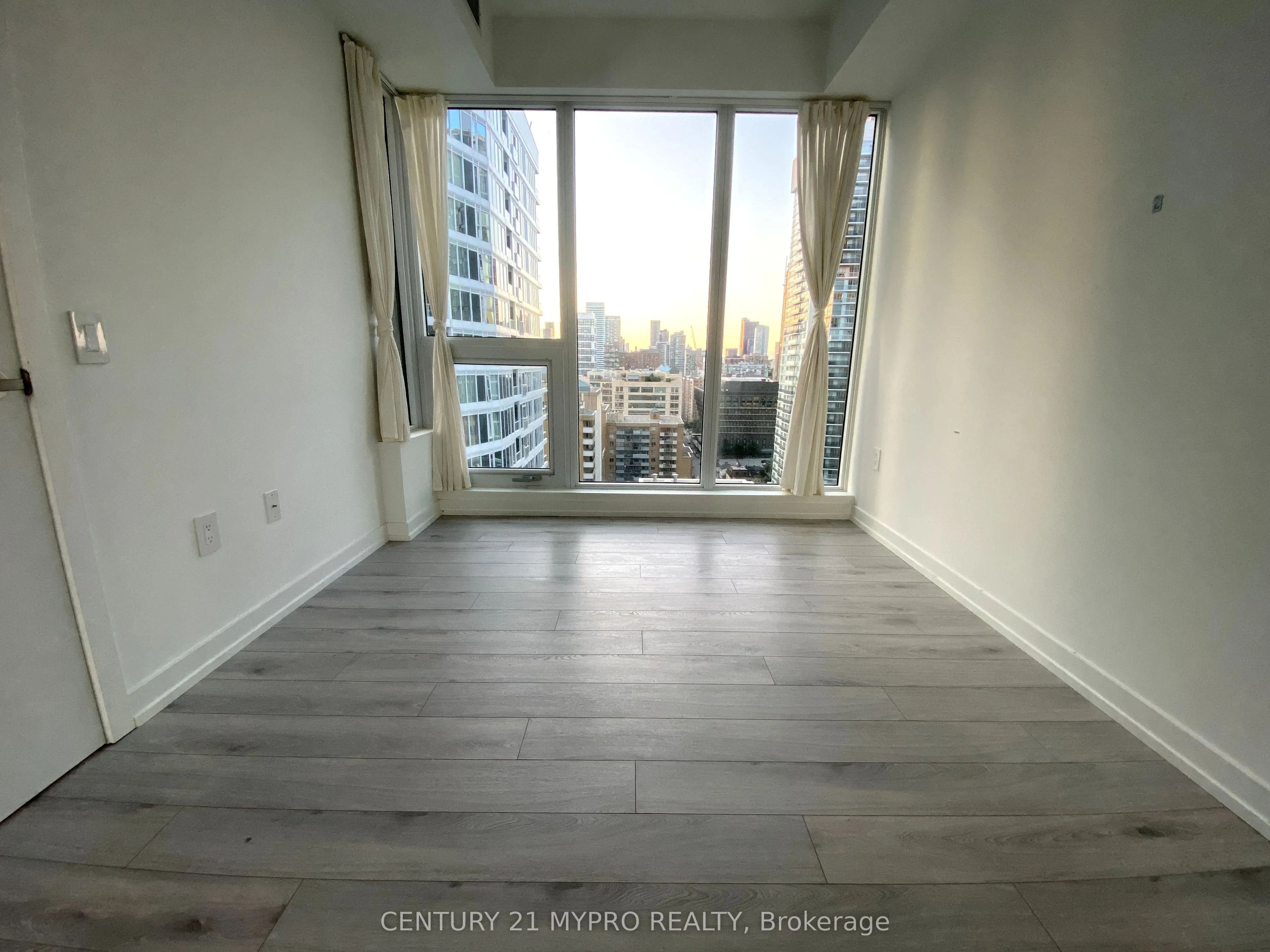 77 Shuter Street, #2313