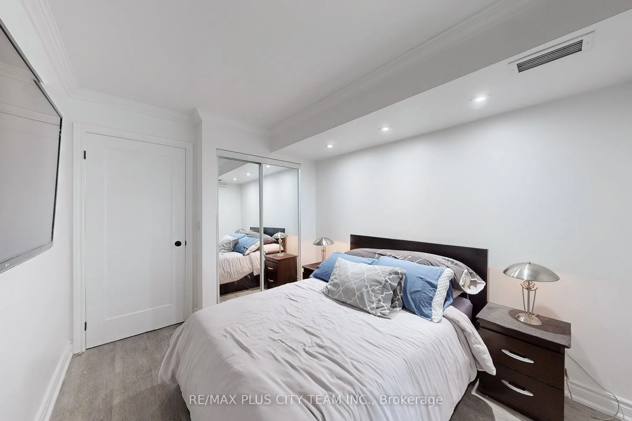 8 Park Road, #2515