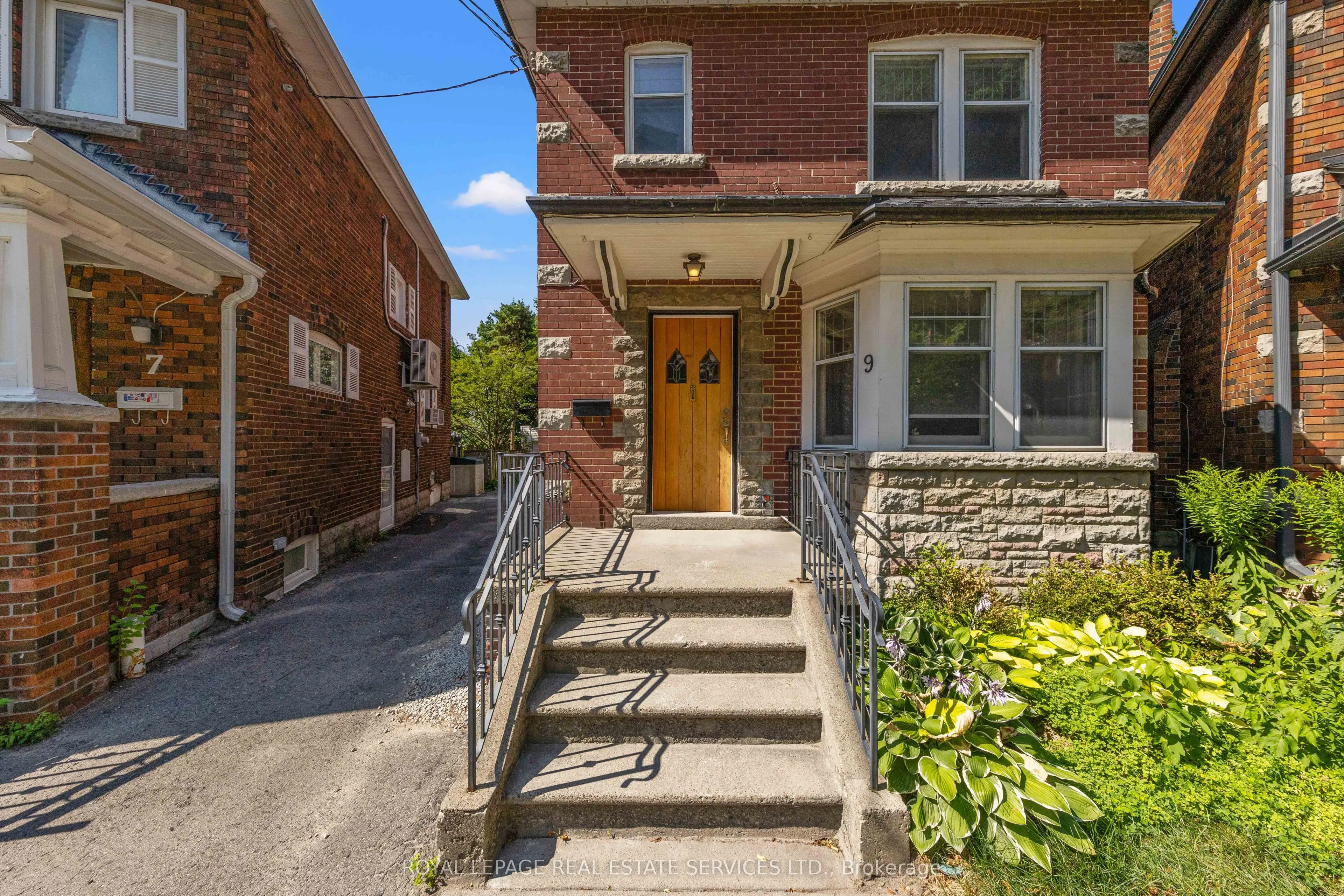 9 Duplex Crescent